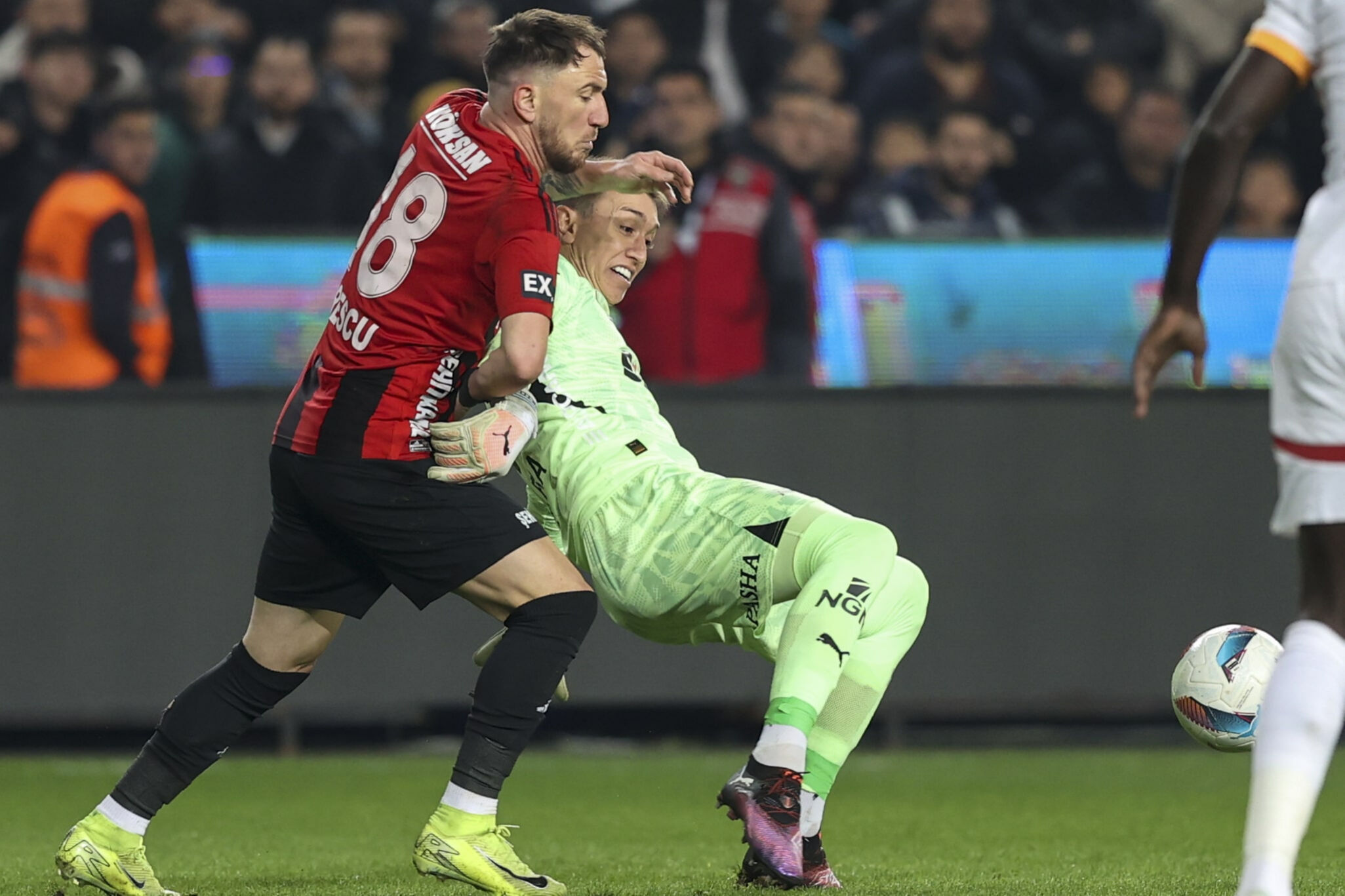 Bu oyunla sınıfı çok zor geçer! Spor yazarları Gaziantep FK-Galatasaray maçını değerlendirdi Okan Buruk galibiyete rağmen eleştirildi! - 6. Resim