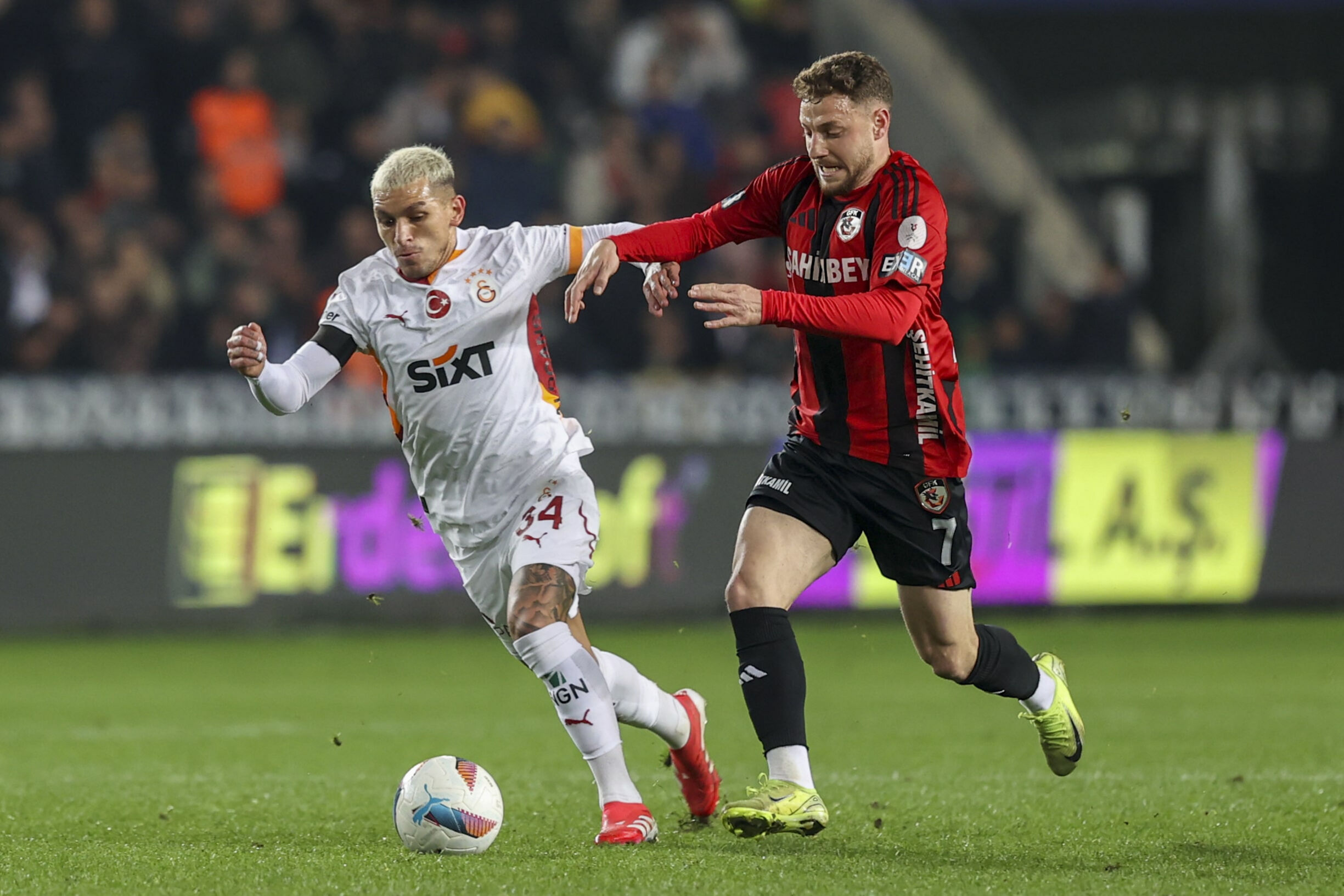 Bu oyunla sınıfı çok zor geçer! Spor yazarları Gaziantep FK-Galatasaray maçını değerlendirdi Okan Buruk galibiyete rağmen eleştirildi! - 4. Resim