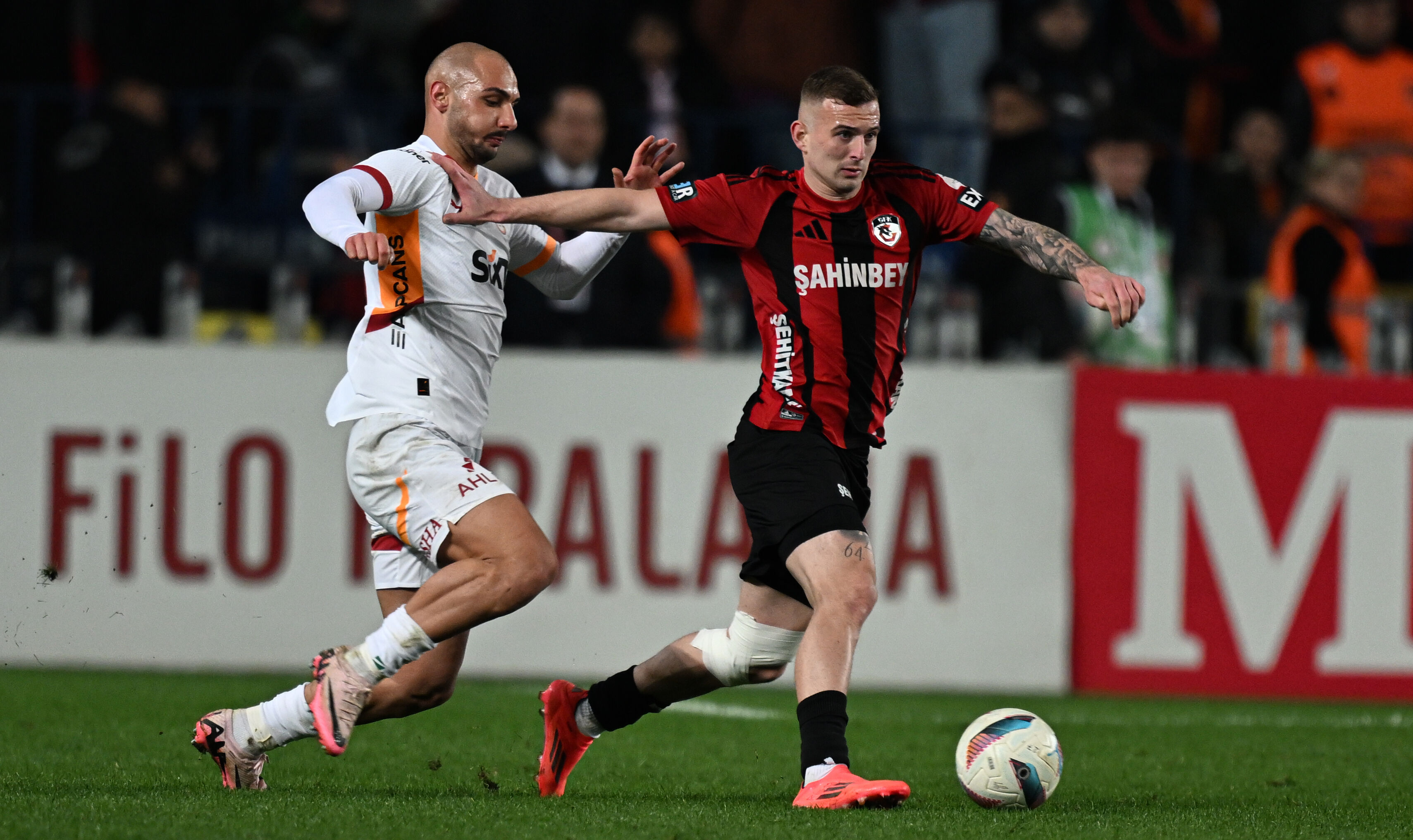 Bu oyunla sınıfı çok zor geçer! Spor yazarları Gaziantep FK-Galatasaray maçını değerlendirdi Okan Buruk galibiyete rağmen eleştirildi! - 2. Resim