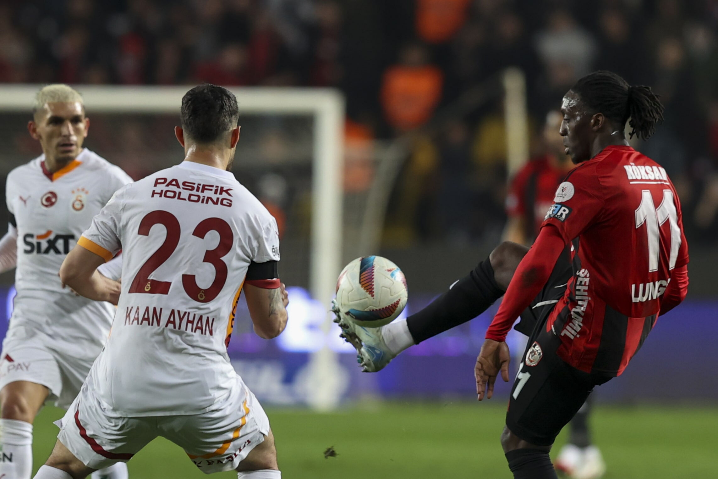 Bu oyunla sınıfı çok zor geçer! Spor yazarları Gaziantep FK-Galatasaray maçını değerlendirdi Okan Buruk galibiyete rağmen eleştirildi! - 8. Resim