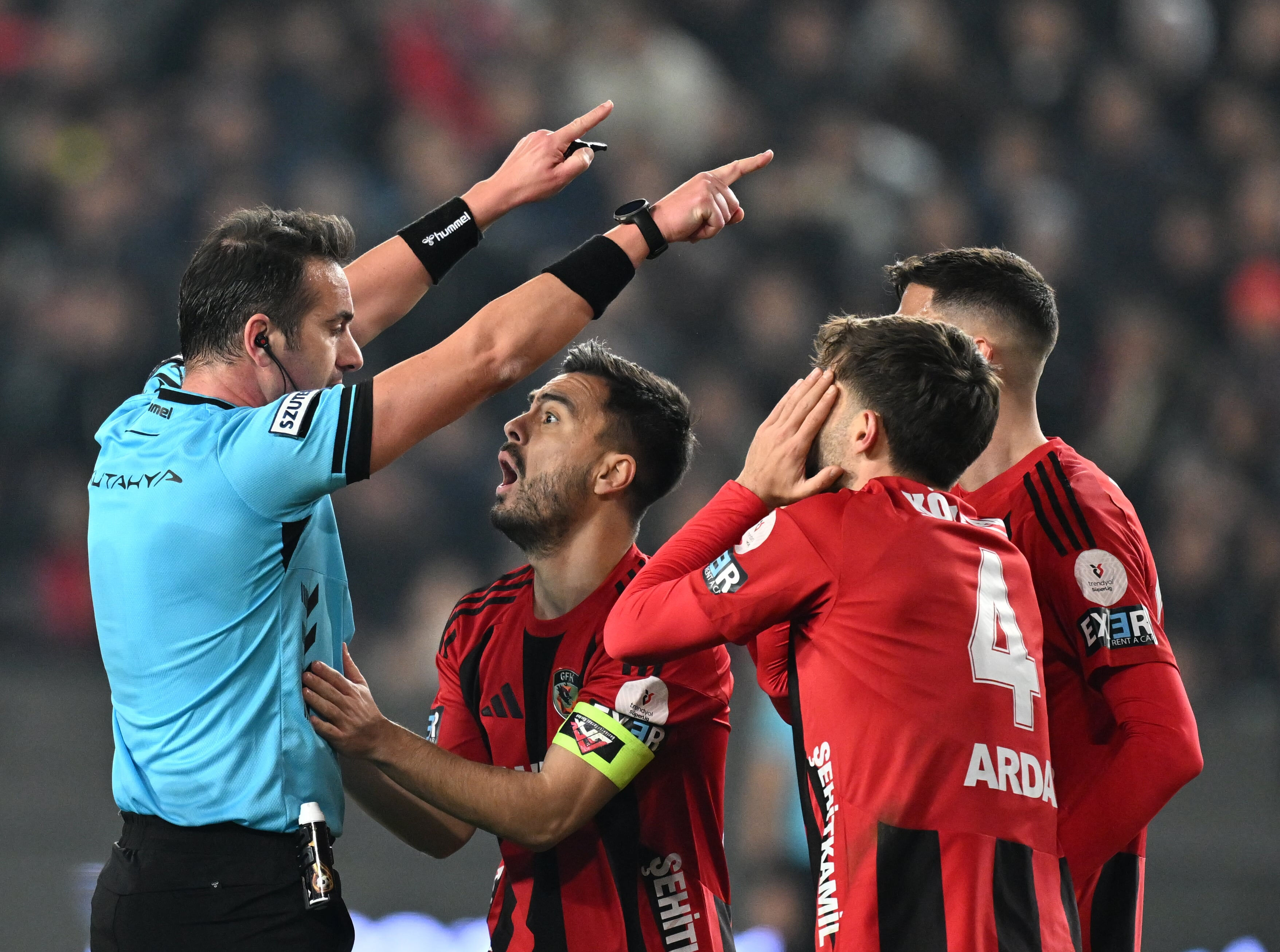 Bu oyunla sınıfı çok zor geçer! Spor yazarları Gaziantep FK-Galatasaray maçını değerlendirdi Okan Buruk galibiyete rağmen eleştirildi! - 9. Resim