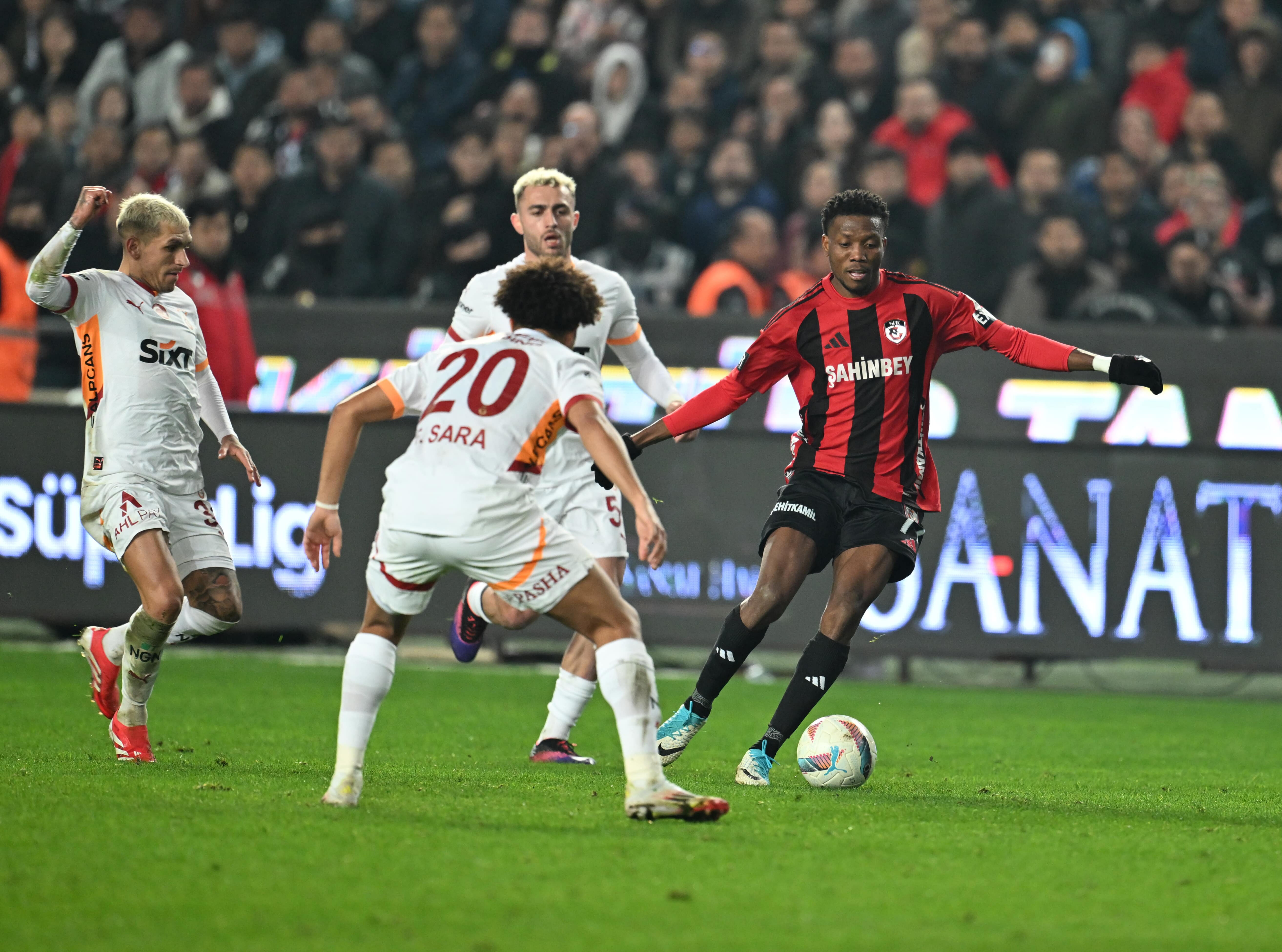 Bu oyunla sınıfı çok zor geçer! Spor yazarları Gaziantep FK-Galatasaray maçını değerlendirdi Okan Buruk galibiyete rağmen eleştirildi! - 3. Resim