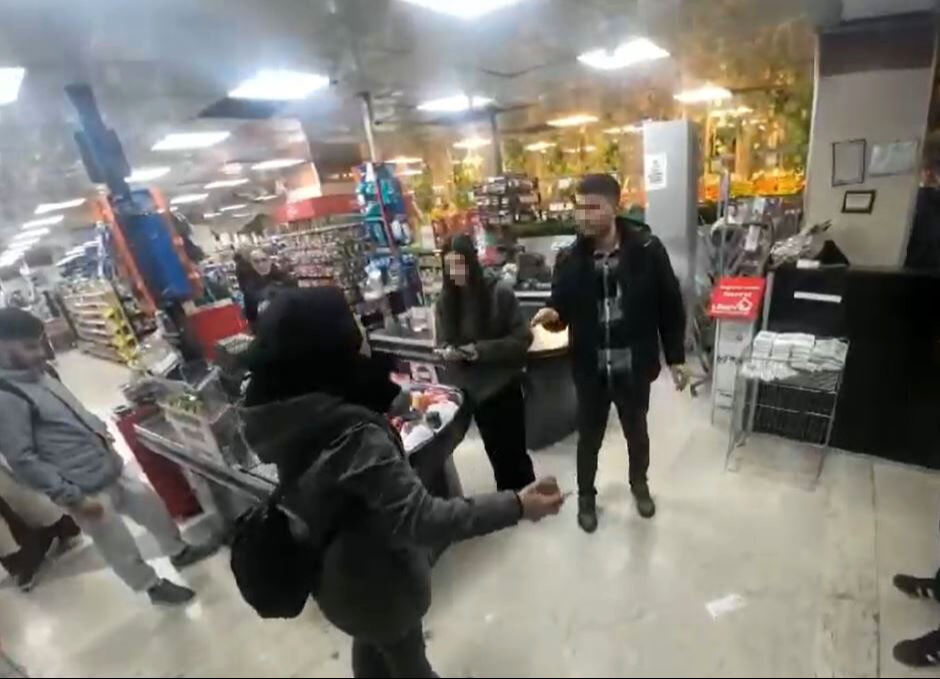 Esenyurt'ta markette 'Hırsız mıyım?' kavgası: Ortalık savaş alanına döndü - 1. Resim