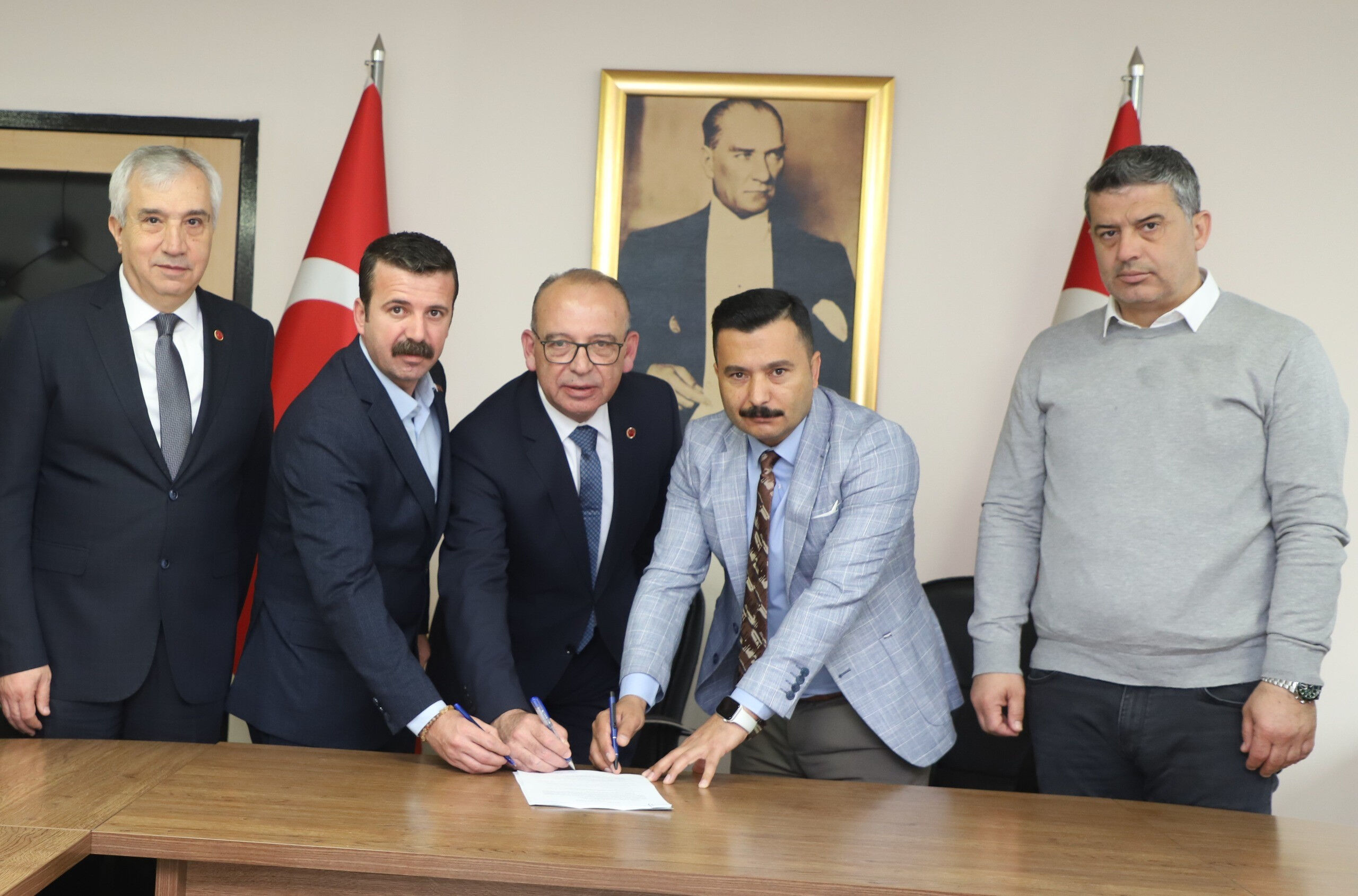 İmzalar atıldı! Belediyede en düşük maaş 31 bin 272 lira oldu İmzalar atıldı! Belediyede en düşük maaş 31 bin 272 lira oldu - 1. Resim