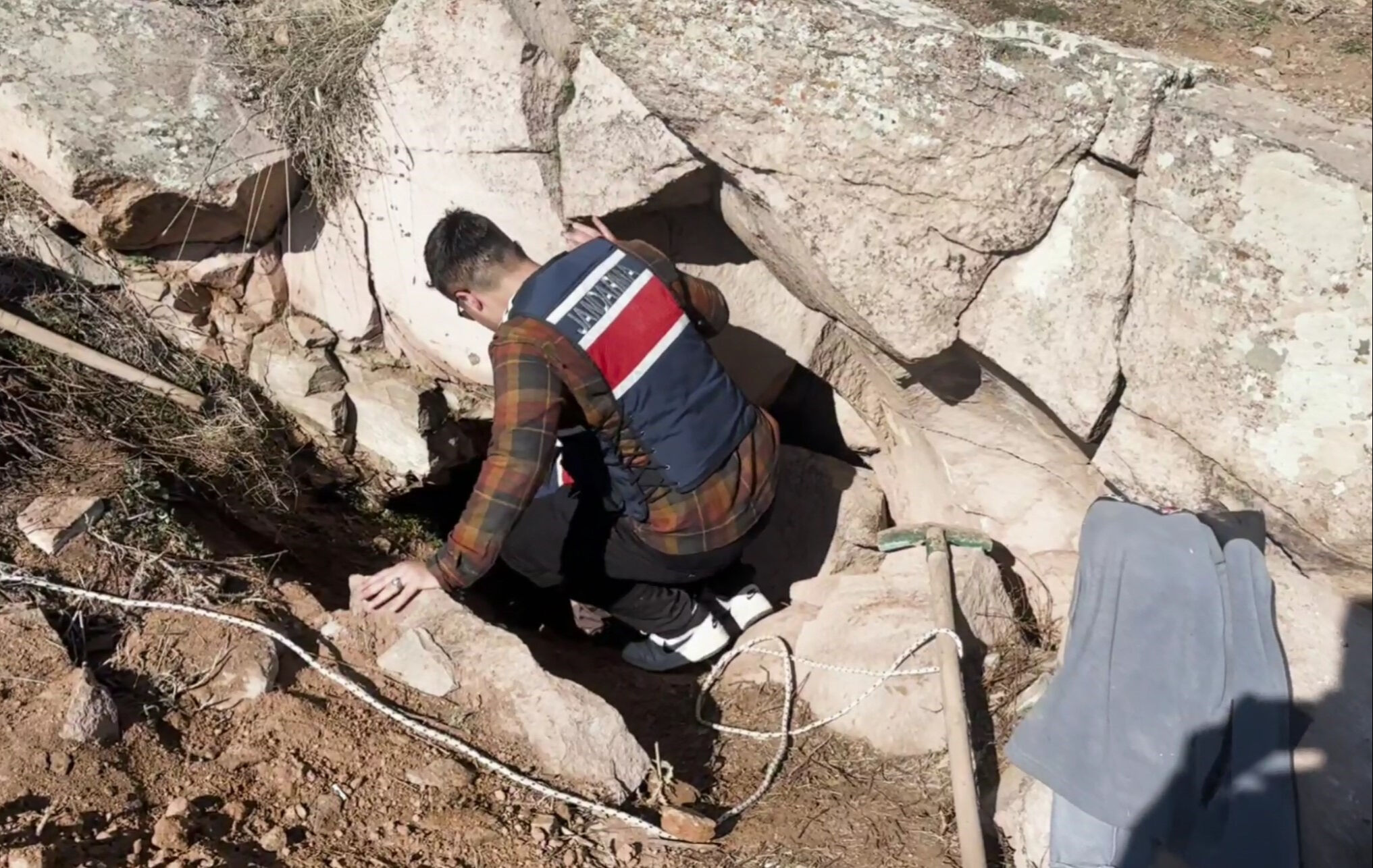 Jandarmadan definecilere nokta operasyon: Kazdıkları kuyuda suçüstü yakalandılar - 1. Resim