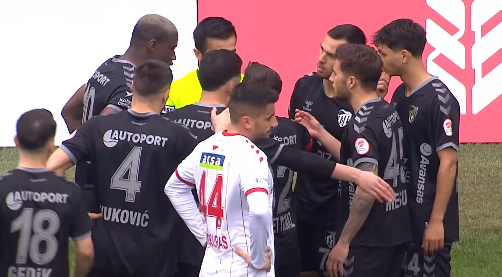 Kocaelispor-Sivasspor maçında görülmedik olay! Maçın 26. saniyesinde... Kocaelispor-Sivasspor maçında görülmedik olay! Maçın 26. saniyesinde... - 2. Resim