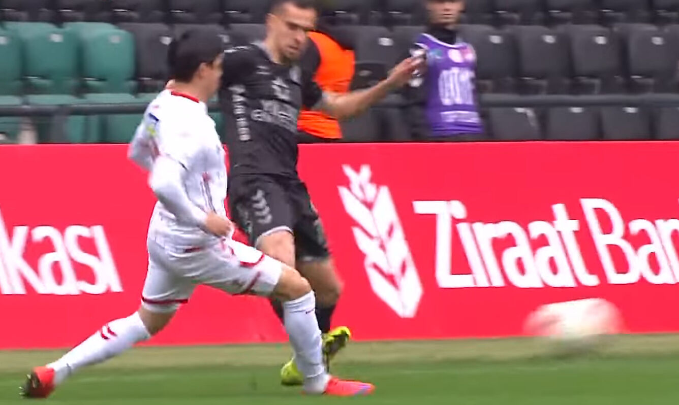 Kocaelispor-Sivasspor maçında görülmedik olay! Maçın 26. saniyesinde... Kocaelispor-Sivasspor maçında görülmedik olay! Maçın 26. saniyesinde... - 1. Resim