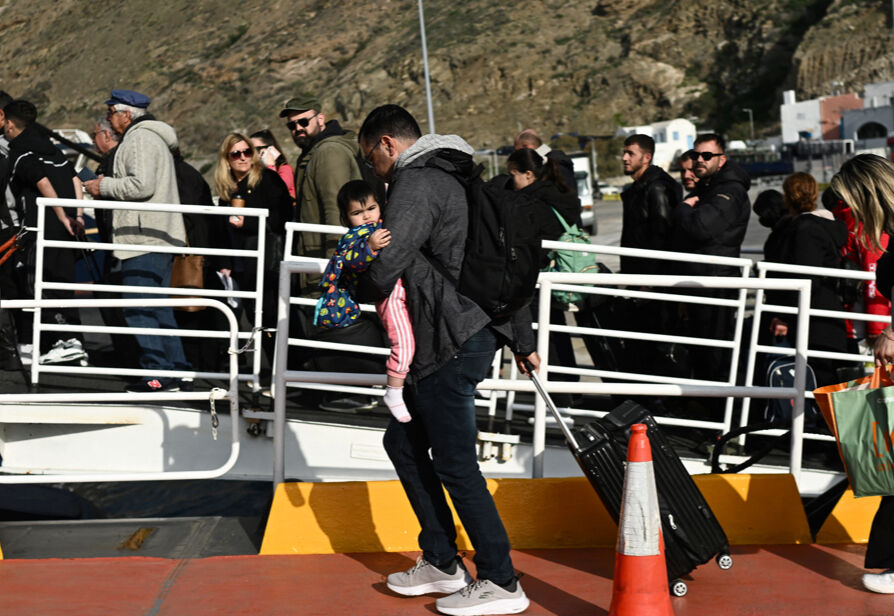 Komşuda depremlerin ardı arkası kesilmiyor! Binlerce kişi adayı terk etti, tahliyeler sürüyor - 1. Resim