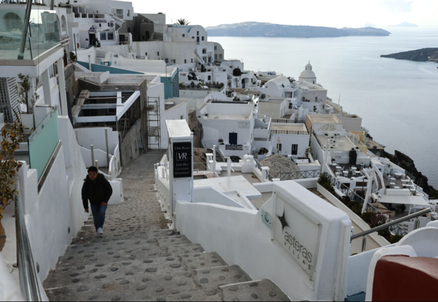 Komşuda depremlerin ardı arkası kesilmiyor! Binlerce kişi adayı terk etti, tahliyeler sürüyor - 2. Resim