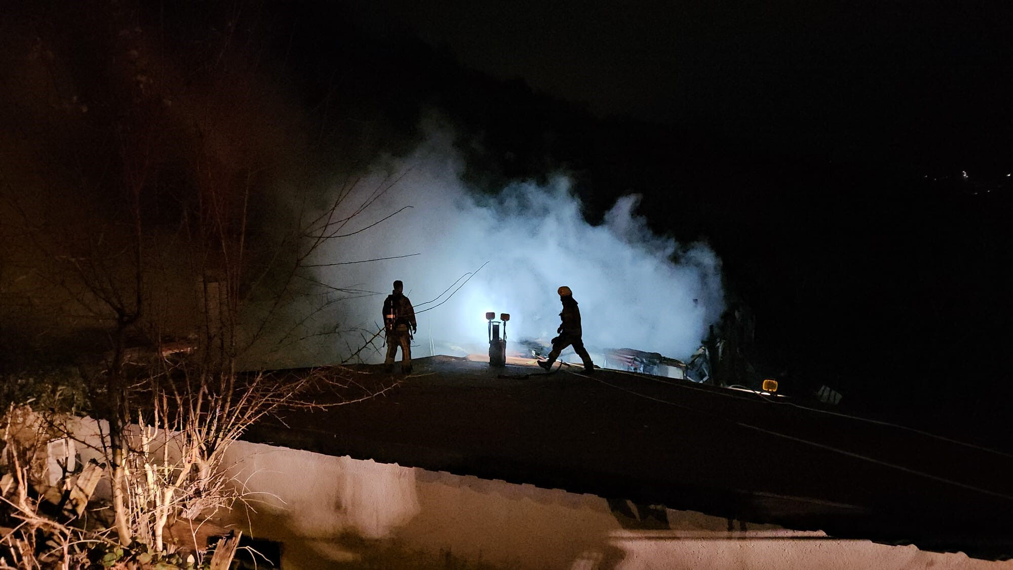 Sarıyer'de gece saatlerinde korku dolu anlar! Çevre evler hemen tahliye edildi - 1. Resim