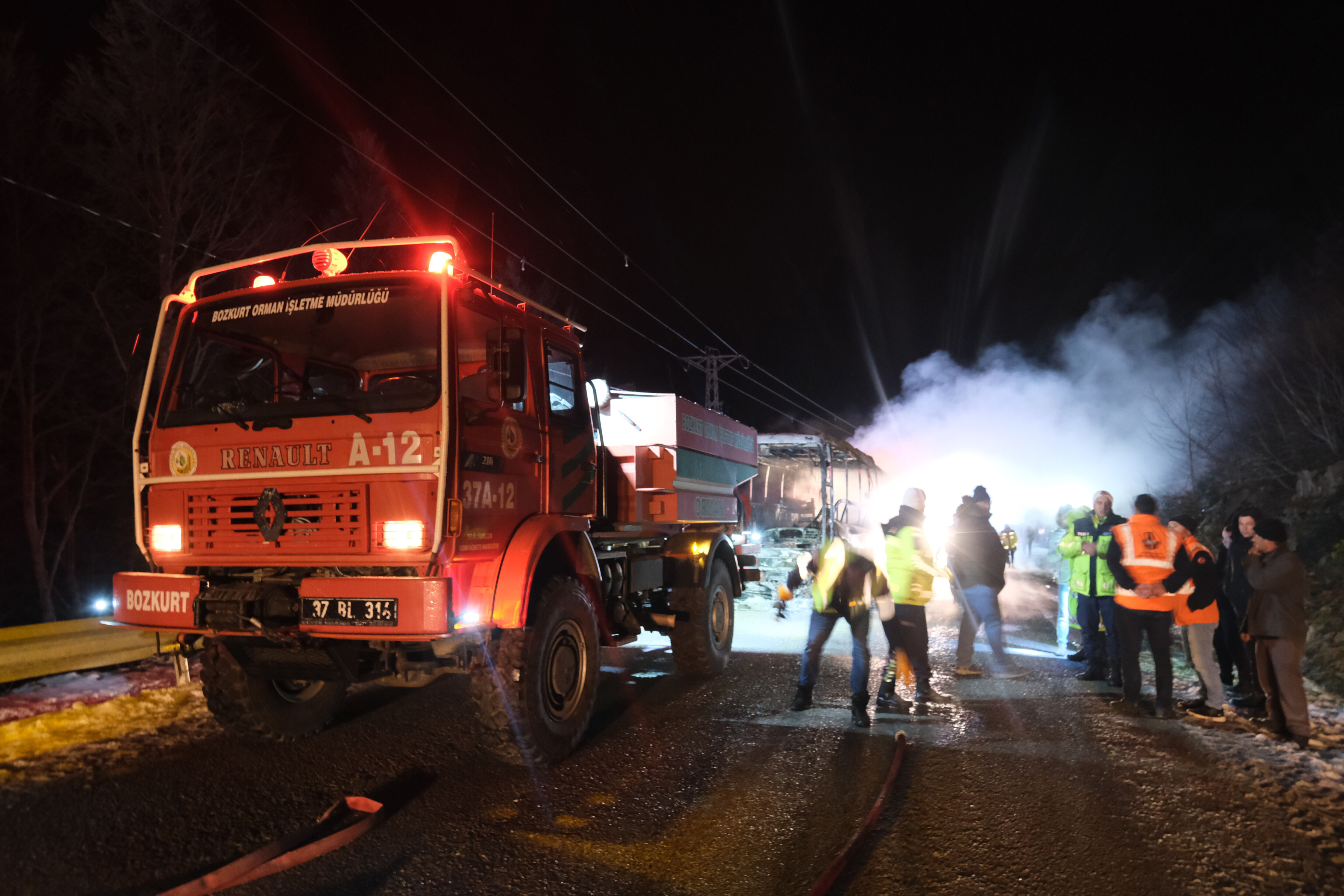 Şehirlerarası yolcu otobüsü alev alev yandı! Yolcular son anda kurtarıldı - 1. Resim