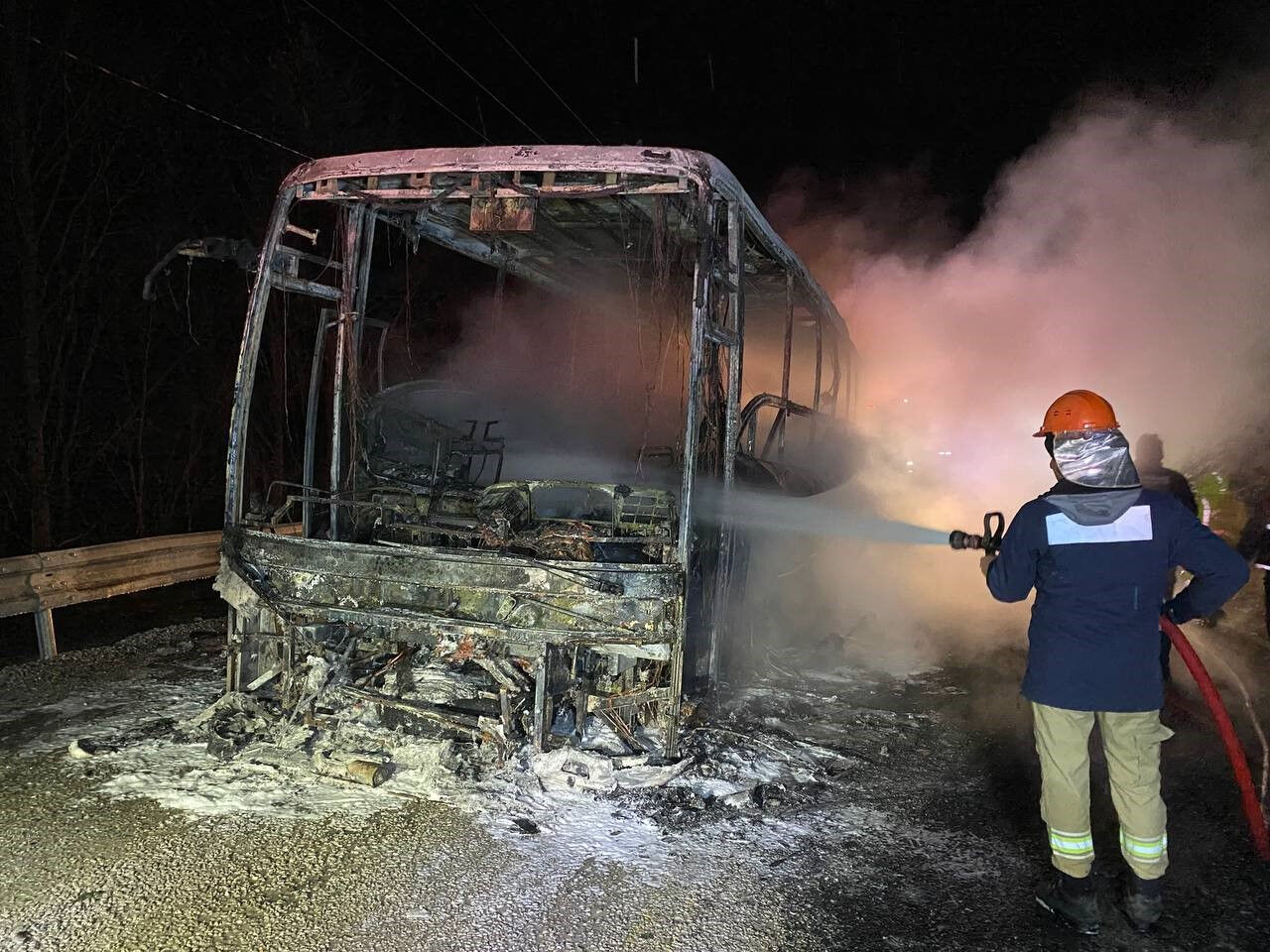 Şehirlerarası yolcu otobüsü alev alev yandı! Yolcular son anda kurtarıldı - 3. Resim