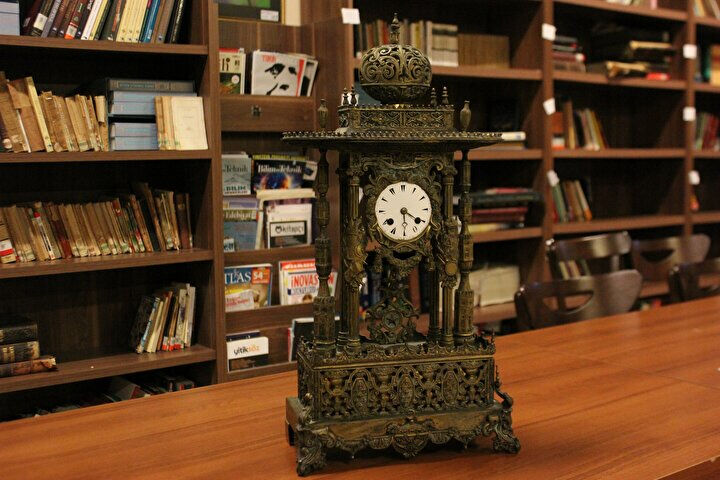 Sultan Abdülmecid hediye ettiği saatle 175 yıldır kendini hatırlatıyor: Cağaloğlu Anadolu Lisesi'nde bir padişah yadigarı Sultan Abdülmecid hediye ettiği saatle 175 yıldır kendini hatırlatıyor: Cağaloğlu Anadolu Lisesi'nde bir padişah yadigarı - 2. Resim