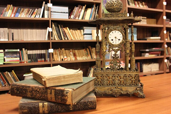 Sultan Abdülmecid hediye ettiği saatle 175 yıldır kendini hatırlatıyor: Cağaloğlu Anadolu Lisesi'nde bir padişah yadigarı Sultan Abdülmecid hediye ettiği saatle 175 yıldır kendini hatırlatıyor: Cağaloğlu Anadolu Lisesi'nde bir padişah yadigarı - 3. Resim