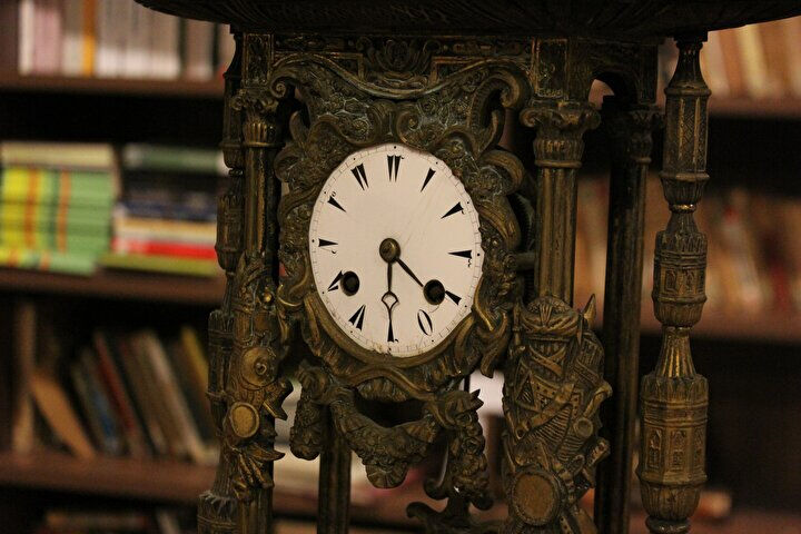 Sultan Abdülmecid hediye ettiği saatle 175 yıldır kendini hatırlatıyor: Cağaloğlu Anadolu Lisesi'nde bir padişah yadigarı Sultan Abdülmecid hediye ettiği saatle 175 yıldır kendini hatırlatıyor: Cağaloğlu Anadolu Lisesi'nde bir padişah yadigarı - 1. Resim