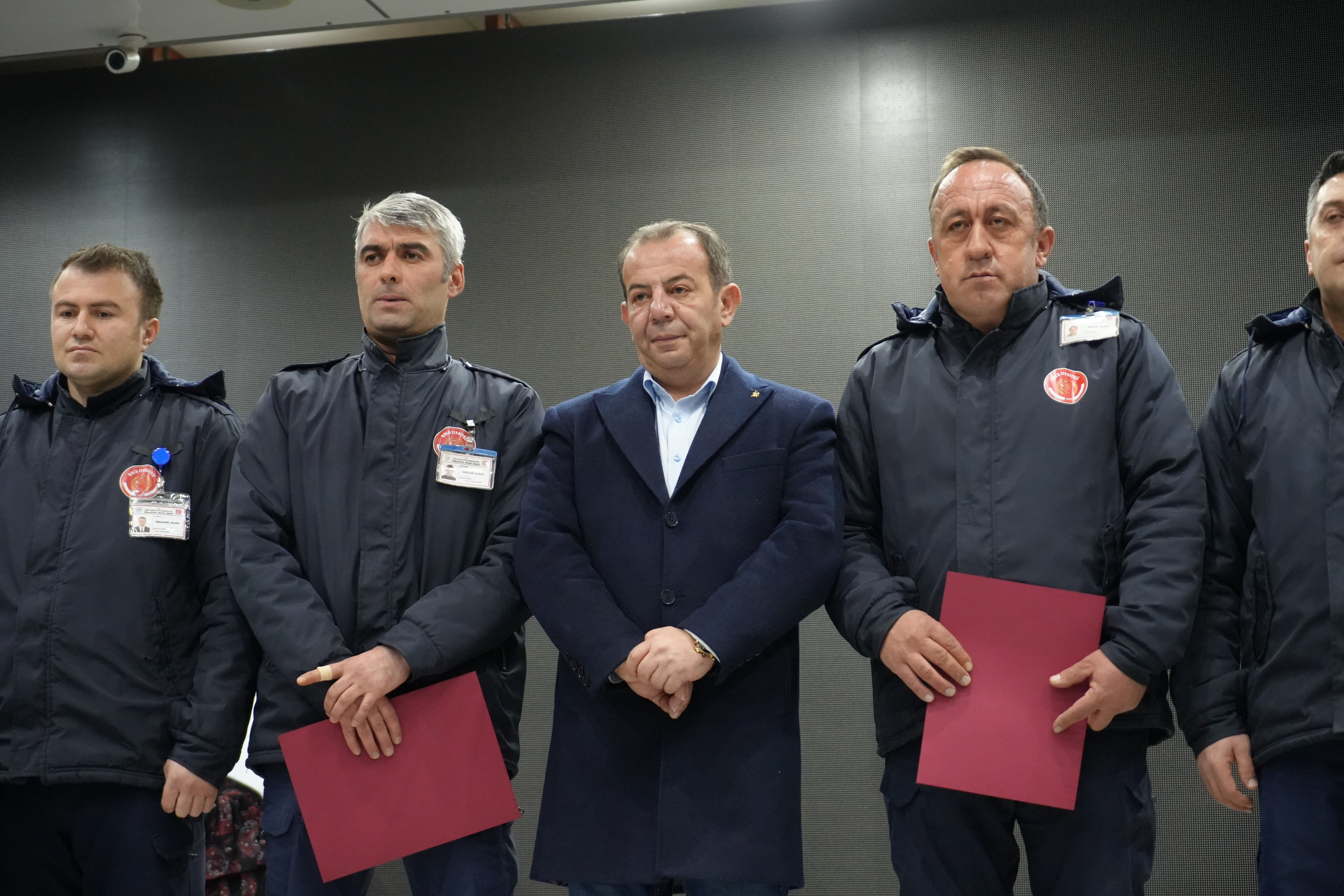 Tanju Özcan'dan 'şeref' belgesi! Yangın faciasında tutuklananlara verdi Tanju Özcan'dan 'şeref' belgesi! Yangın faciasında tutuklananlara verdi - 3. Resim