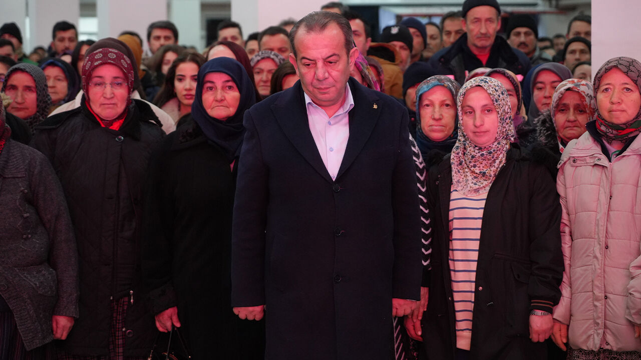 Tanju Özcan'dan 'şeref' belgesi! Yangın faciasında tutuklananlara verdi Tanju Özcan'dan 'şeref' belgesi! Yangın faciasında tutuklananlara verdi - 1. Resim