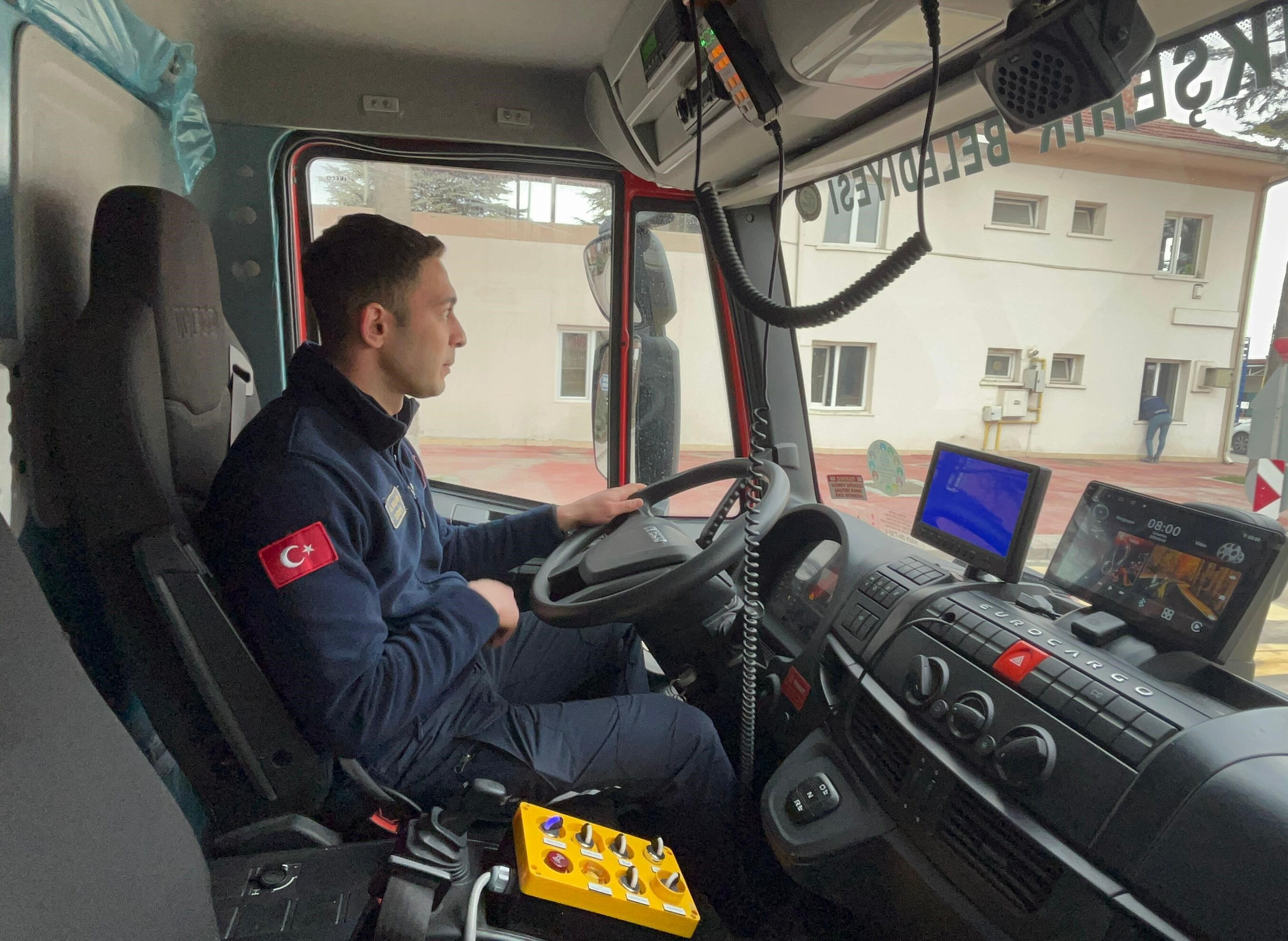 6 Şubat depreminde eşini kaybeden itfaiye eri: Hatay dünyayı doyurabilecek memleketti, bir damla suya muhtaç kaldı - 3. Resim