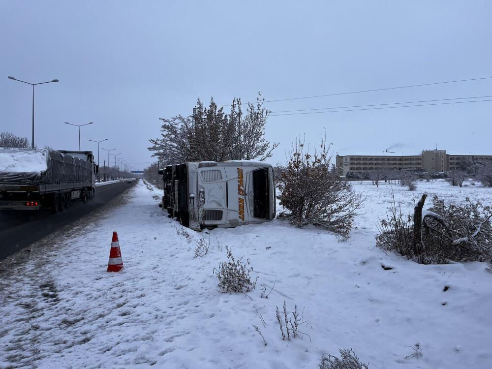 Bir otobüs kazası haberi de Nevşehir'den geldi! Yaralılar var - 1. Resim