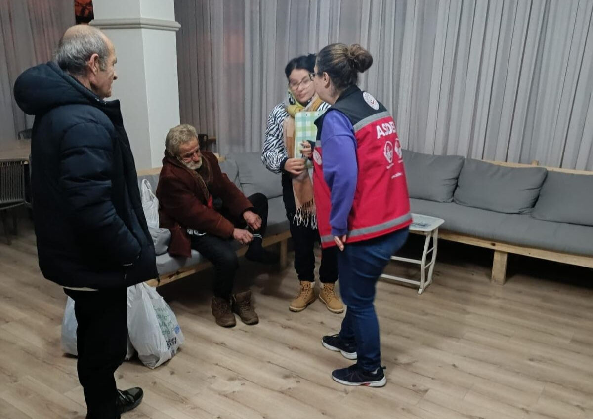 Erzak kolisi düşen adamın yürekleri sızlatan anları: Herkes paylaştı, amca bulundu - 3. Resim