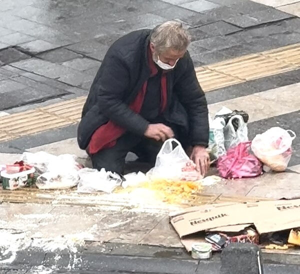 Erzak kolisi düşen adamın yürekleri sızlatan anları: Herkes paylaştı, amca bulundu - 1. Resim