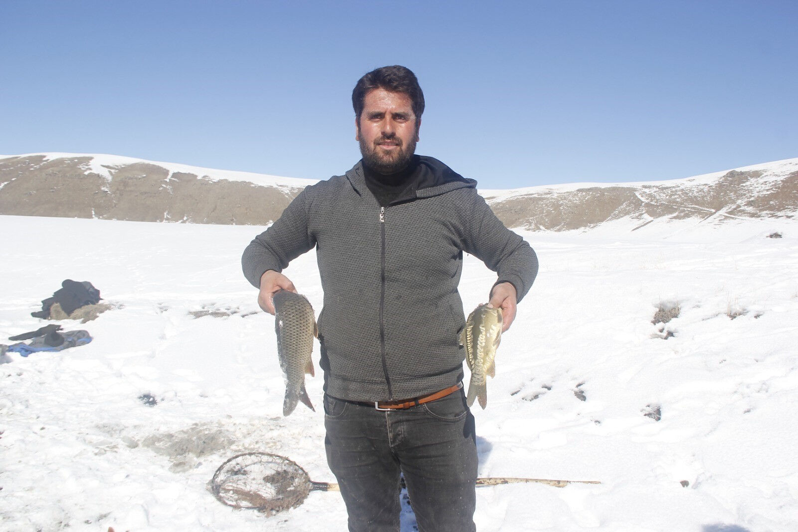 ‘Eskimo’ usulü sazan avı! Kışın bu balıkların lezzeti daha da artıyor - 1. Resim