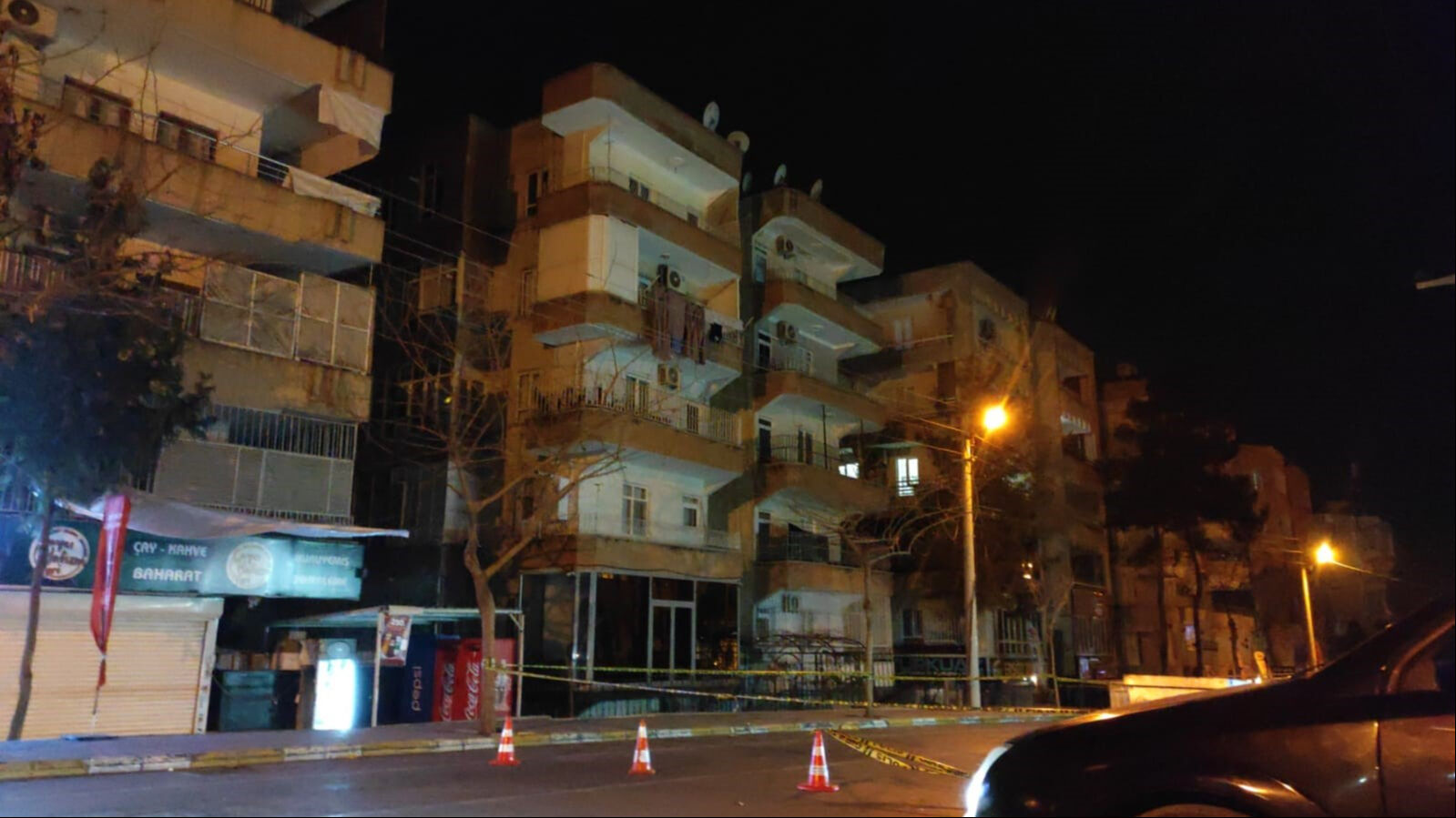 Haliliye'de korku dolu anlar: Apartmandan gelen sesler onlarca kişiyi evinden etti Haliliye'de korku dolu anlar: Apartmandan gelen sesler onlarca kişiyi evinden etti - 2. Resim