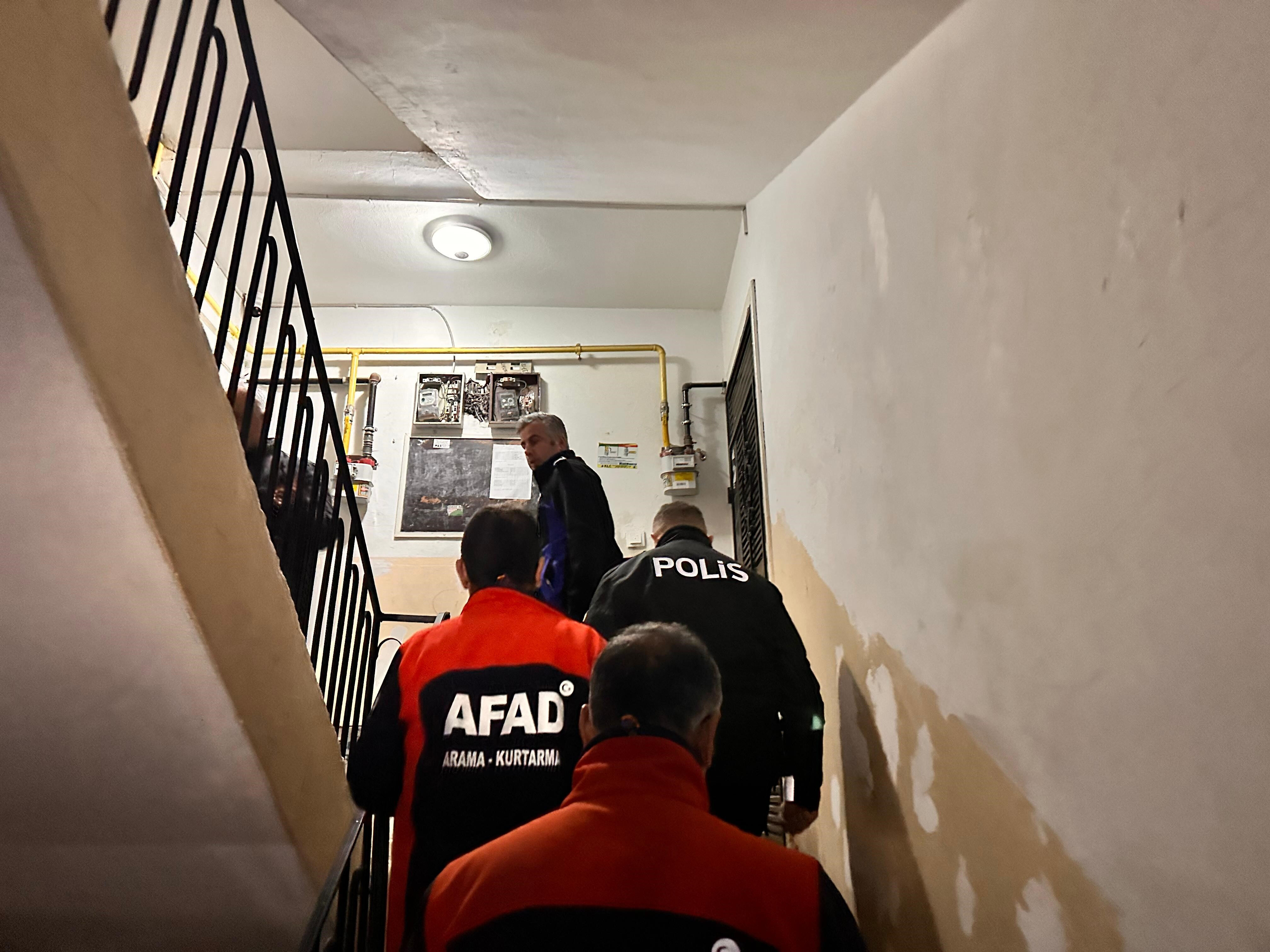 Haliliye'de korku dolu anlar: Apartmandan gelen sesler onlarca kişiyi evinden etti Haliliye'de korku dolu anlar: Apartmandan gelen sesler onlarca kişiyi evinden etti - 1. Resim