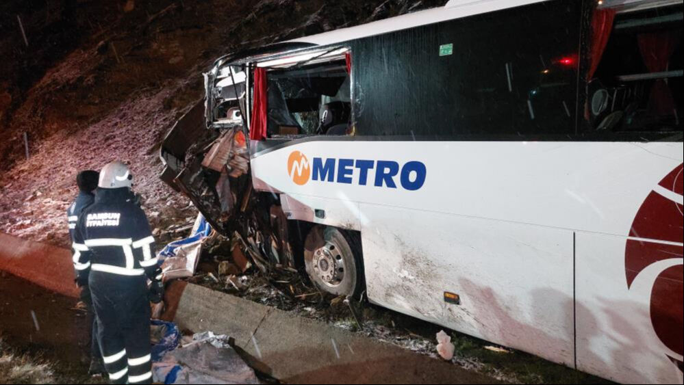 Samsun'da yolcu otobüsü kamyonla çarpıştı! Ölü ve çok sayıda yaralı var - 3. Resim