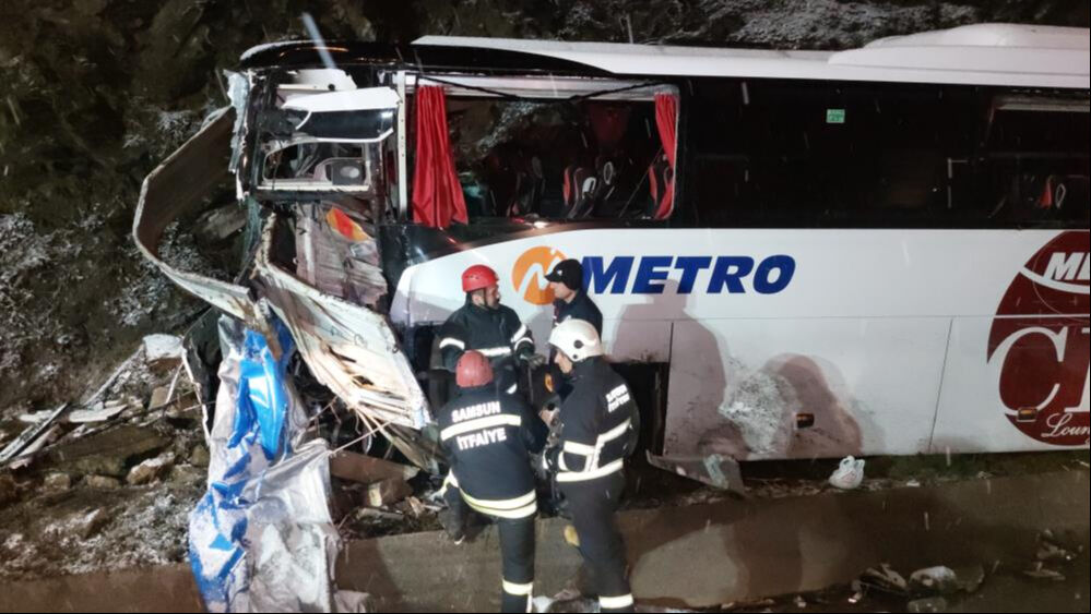 Samsun'da yolcu otobüsü kamyonla çarpıştı! Ölü ve çok sayıda yaralı var - 1. Resim