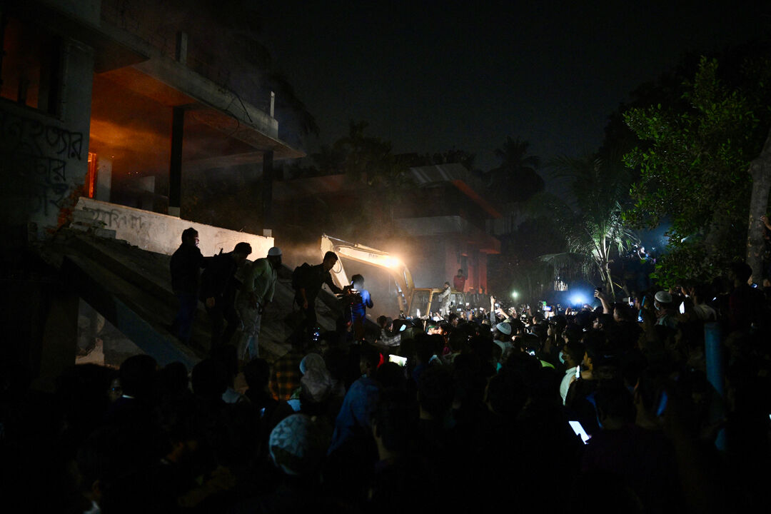 Başbakan firar etti, eylemciler devrik liderin babasının evini ateşe verdi Başbakan firar etti, eylemciler devrik liderin babasının evini ateşe verdi - 1. Resim