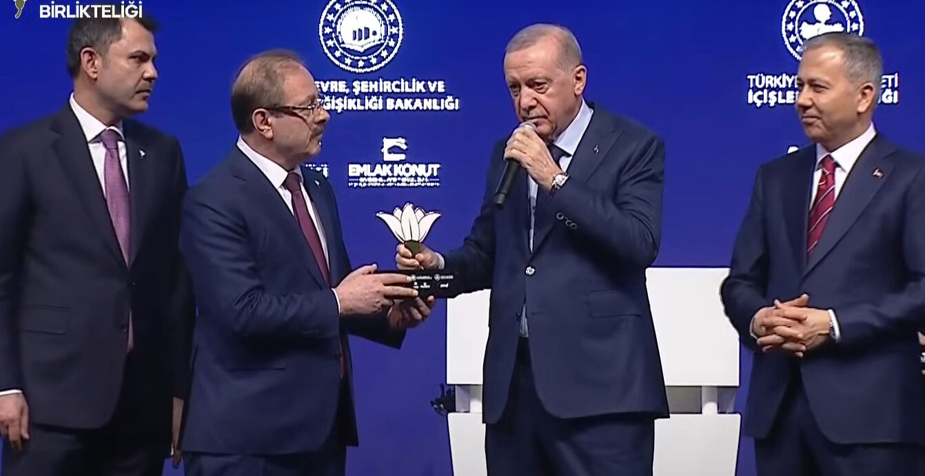 Cumhurbaşkanı Erdoğan canlı yayında iki bakana talimat verdi: Bunların yakasına iyi yapışmıyorsunuz Cumhurbaşkanı Erdoğan canlı yayında iki bakana talimat verdi: Bunların yakasına iyi yapışmıyorsunuz - 2. Resim