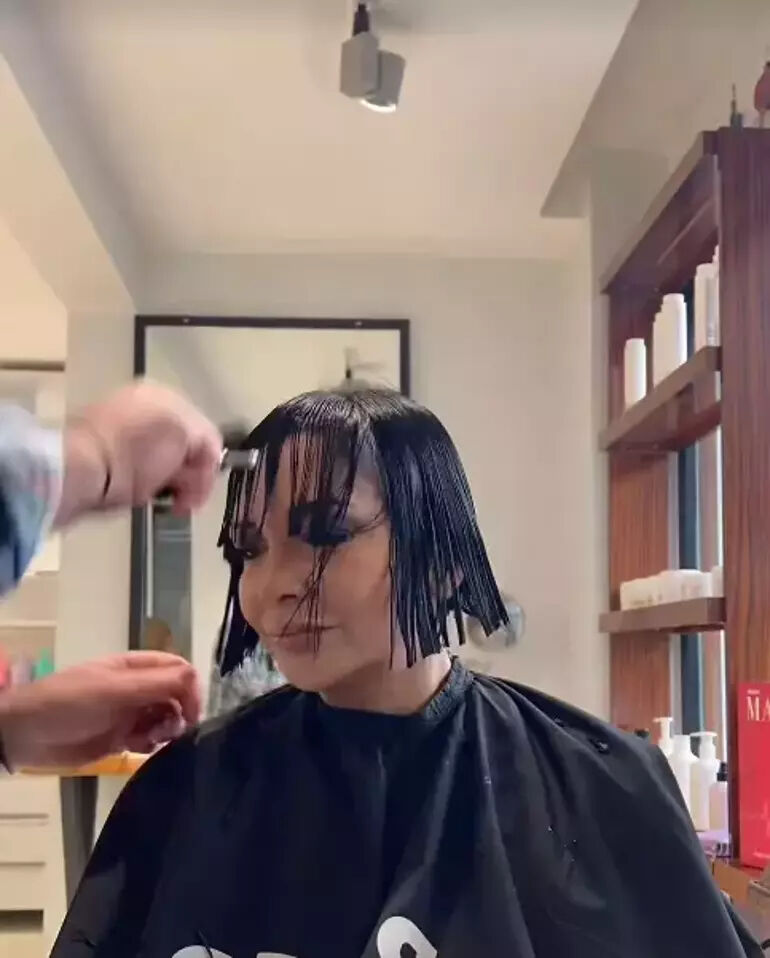 Evrim Akın saçlarını kısacık kestirdi! Yeni imajı sosyal medyanın diline düştü Evrim Akın saçlarını kısacık kestirdi! Yeni imajı sosyal medyanın diline düştü - 2. Resim