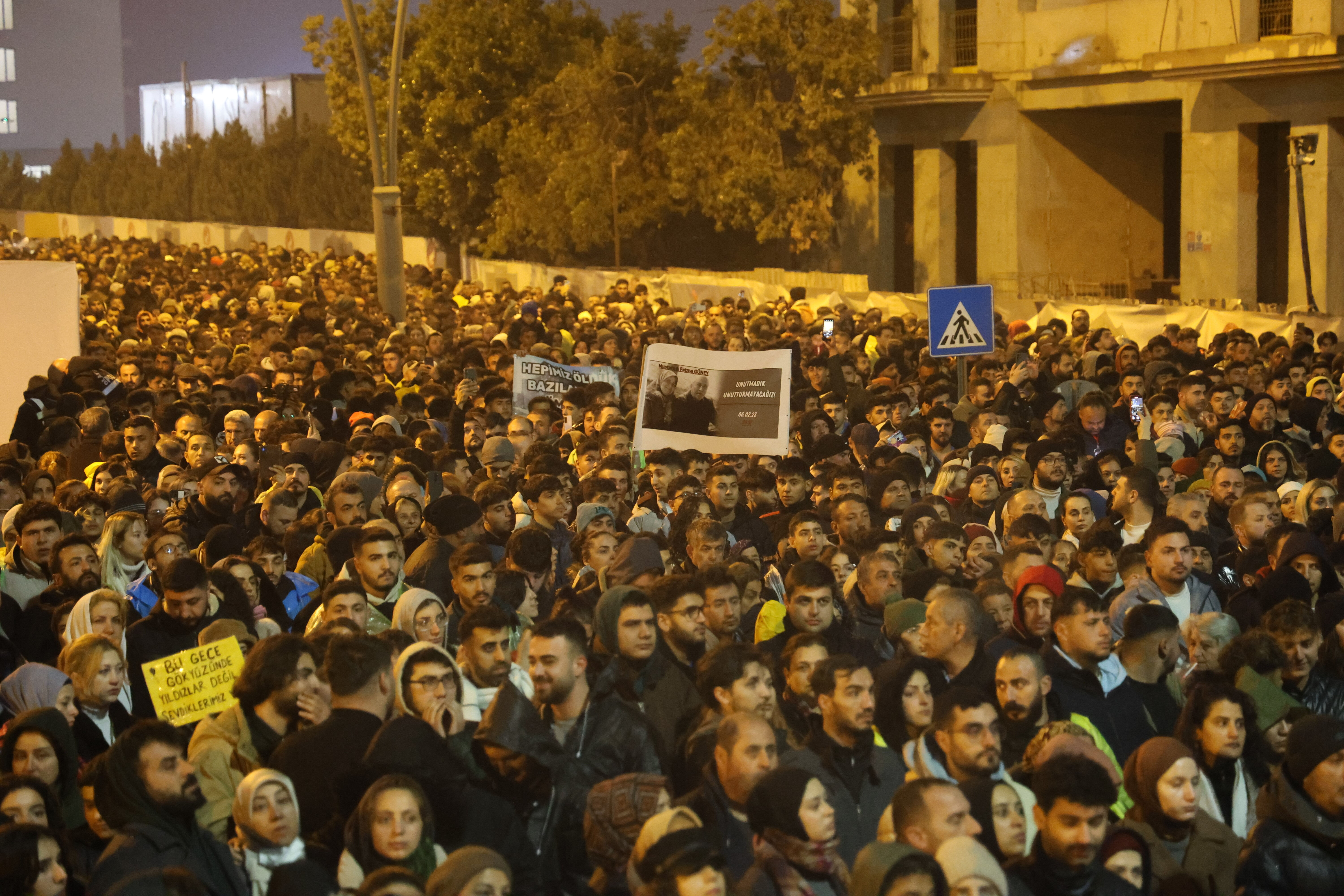Hataylılar kaybettikleri için sessizce yürüdü... "Bu gece gökyüzünde sevdiklerimiz var" - 1. Resim