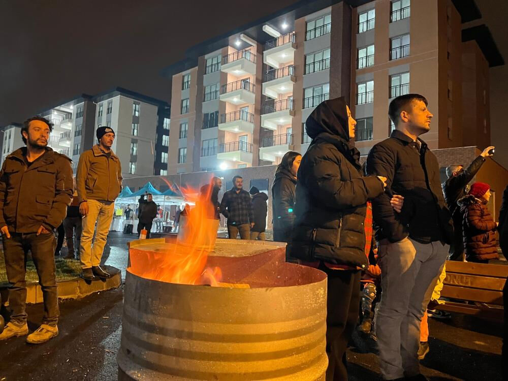 Hiç geçmeyen acı! Kurtulanlar kaybettiklerini andı, Ebrar Sitesi'nde 1.400 kişi canından oldu - 1. Resim