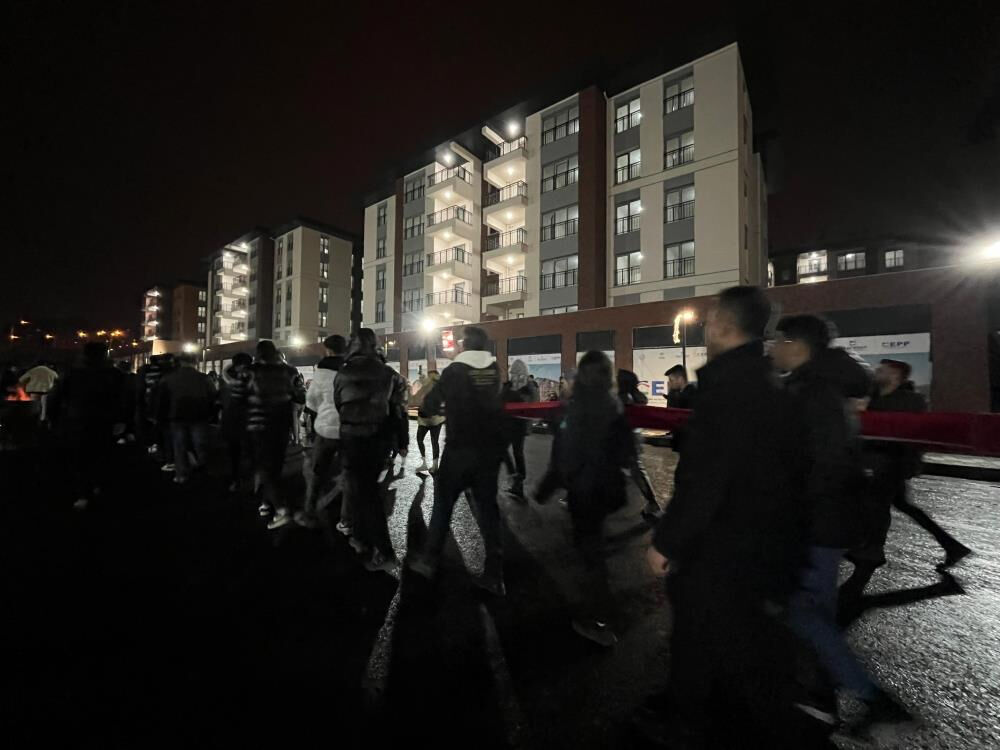 Hiç geçmeyen acı! Kurtulanlar kaybettiklerini andı, Ebrar Sitesi'nde 1.400 kişi canından oldu - 3. Resim