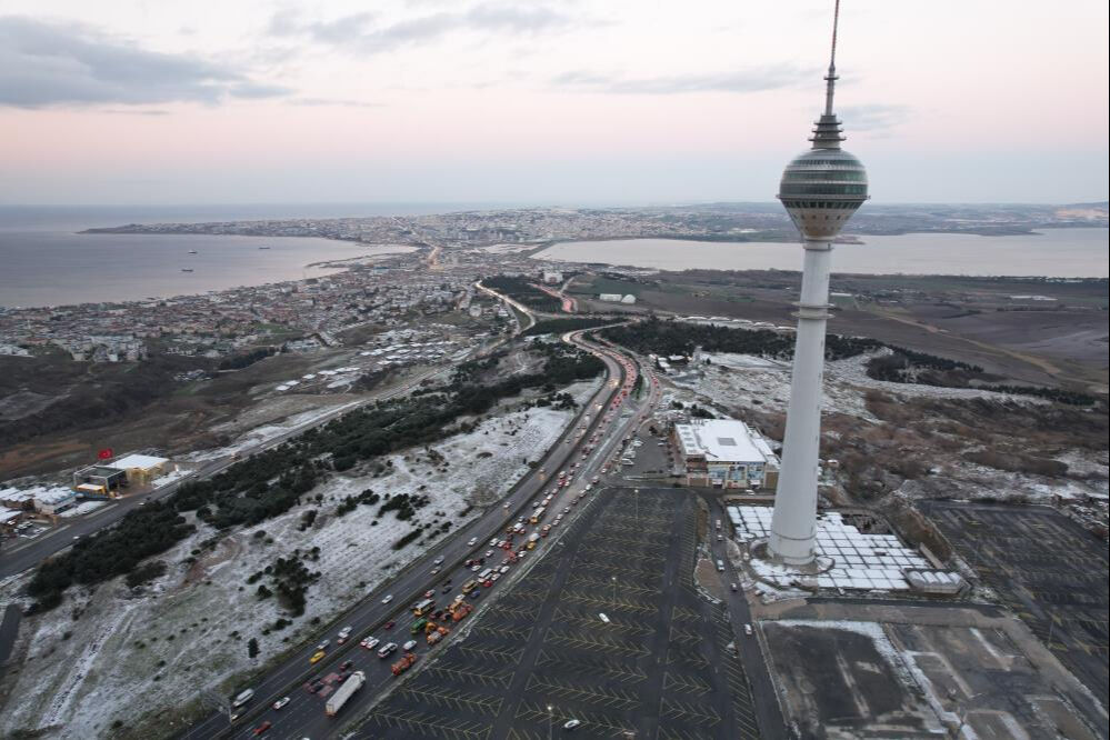 İstanbul'a lapa lapa kar yağdı! Sokaklar beyaz &ouml;rt&uuml; ile kaplandı - 4. Resim