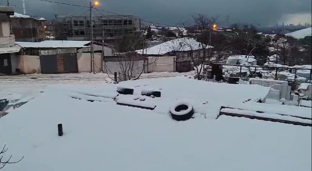 İstanbul'a lapa lapa kar yağdı! Sokaklar beyaz &ouml;rt&uuml; ile kaplandı - 1. Resim
