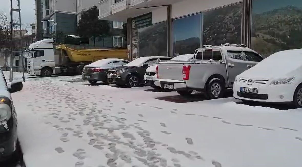 İstanbul'a lapa lapa kar yağdı! Sokaklar beyaz &ouml;rt&uuml; ile kaplandı - 2. Resim