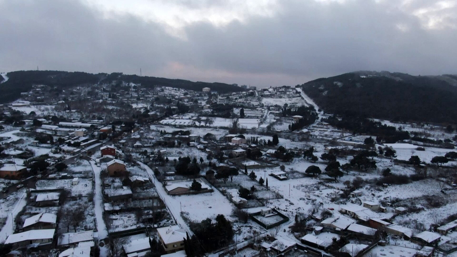 İstanbul'a lapa lapa kar yağdı! Sokaklar beyaz &ouml;rt&uuml; ile kaplandı - 5. Resim