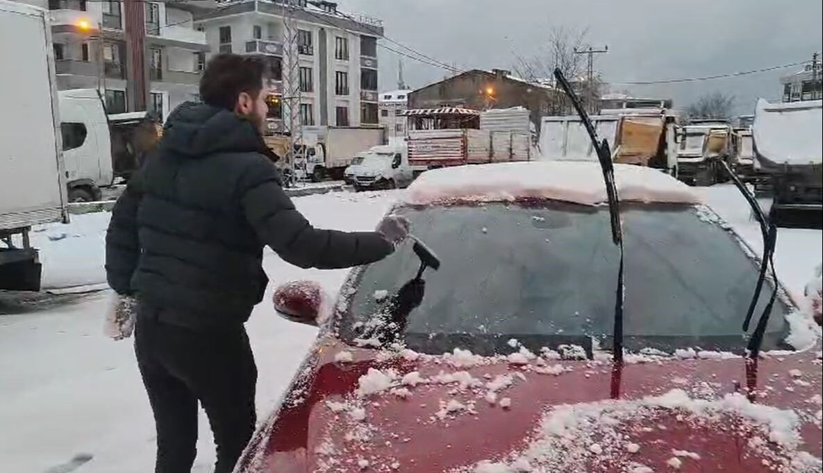 İstanbul'a lapa lapa kar yağdı! Sokaklar beyaz &ouml;rt&uuml; ile kaplandı - 3. Resim
