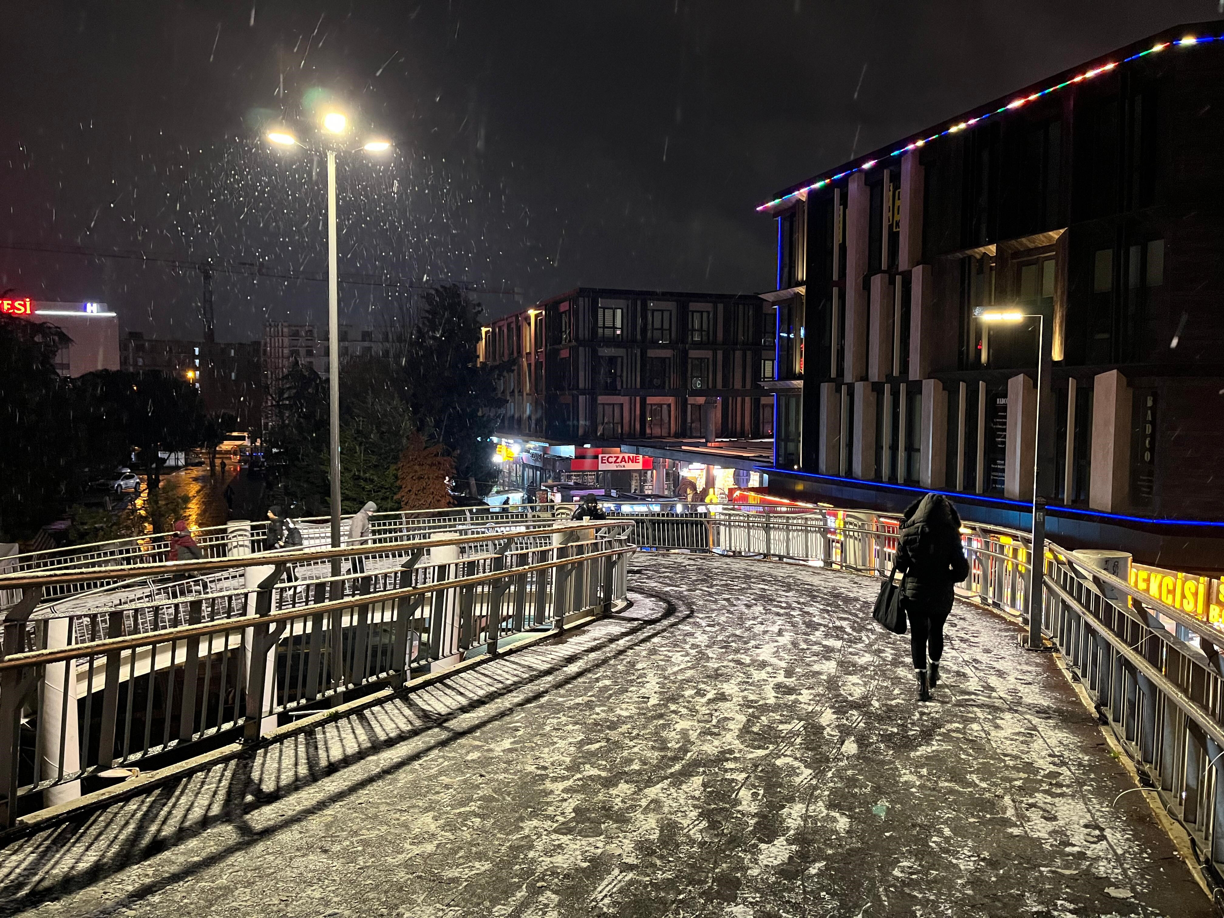 İstanbul'da lapa lapa kar! Vatandaşlar günlerdir bu anı bekliyordu İstanbul'da lapa lapa kar! Vatandaşlar günlerdir bu anı bekliyordu - 1. Resim