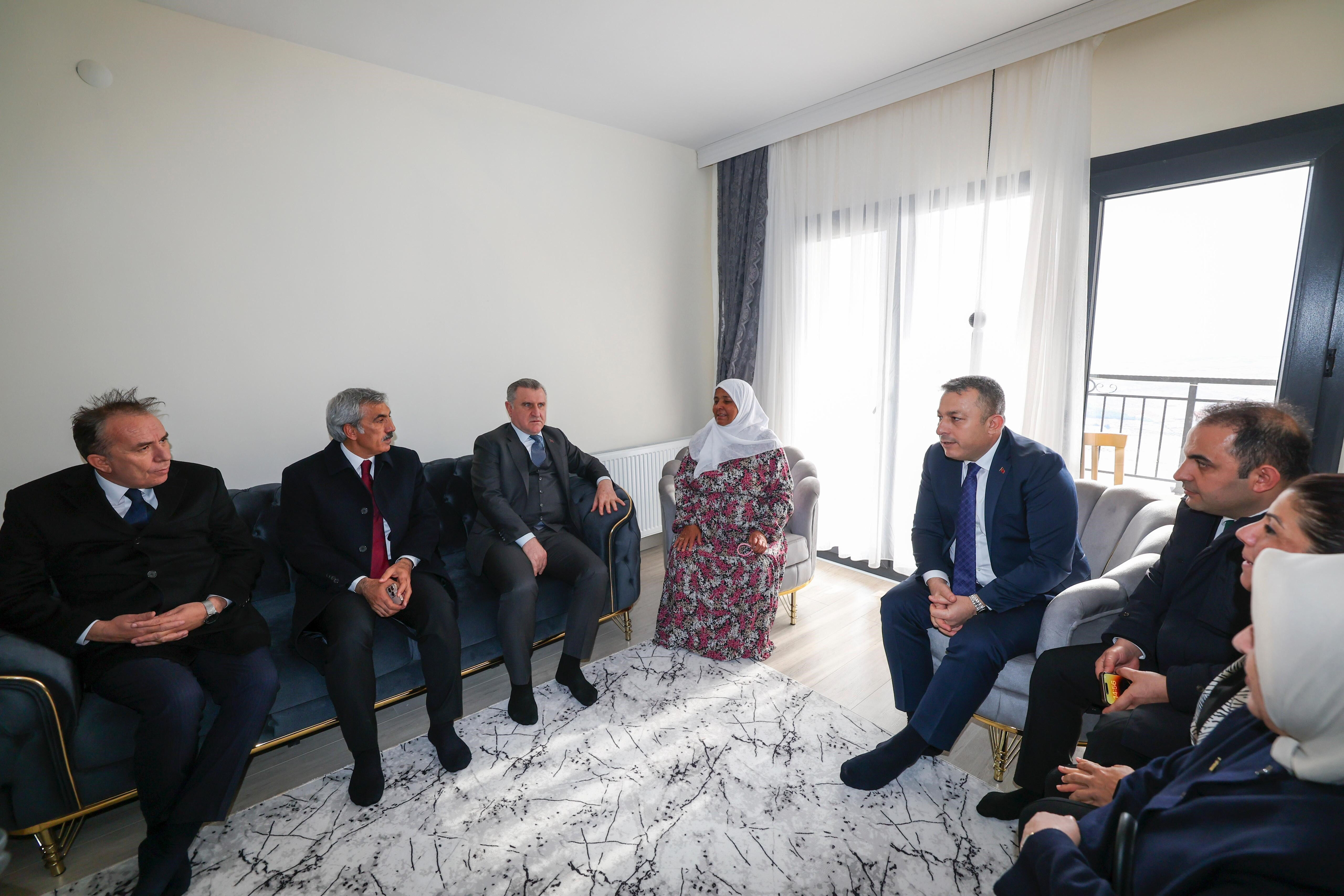 Kilisli depremzede yeni evine kavuştu, Erdoğan'a teşekkürü duygulandırdı: Evlat atıyor ama devlet atmıyor - 2. Resim