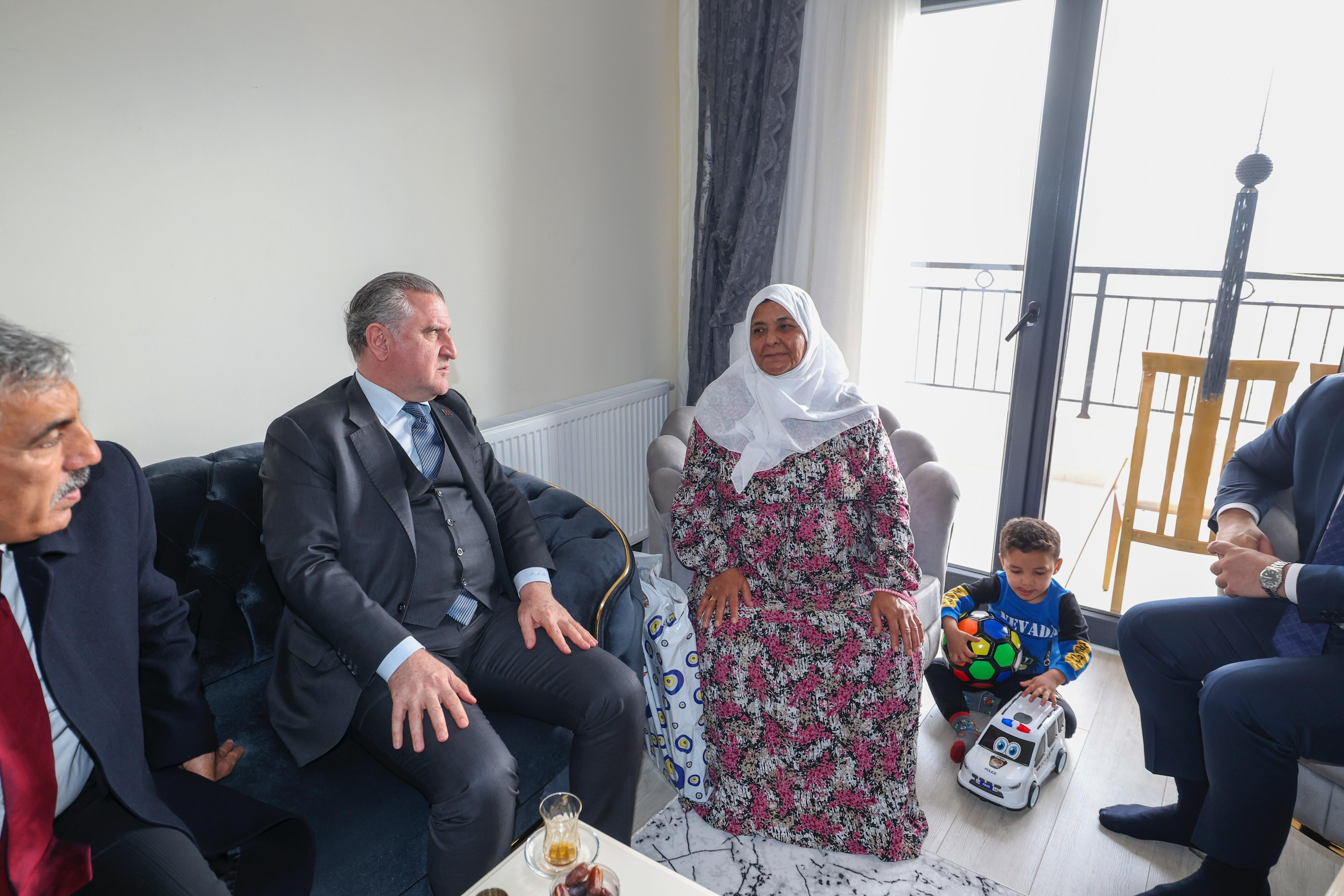 Kilisli depremzede yeni evine kavuştu, Erdoğan'a teşekkürü duygulandırdı: Evlat atıyor ama devlet atmıyor - 1. Resim