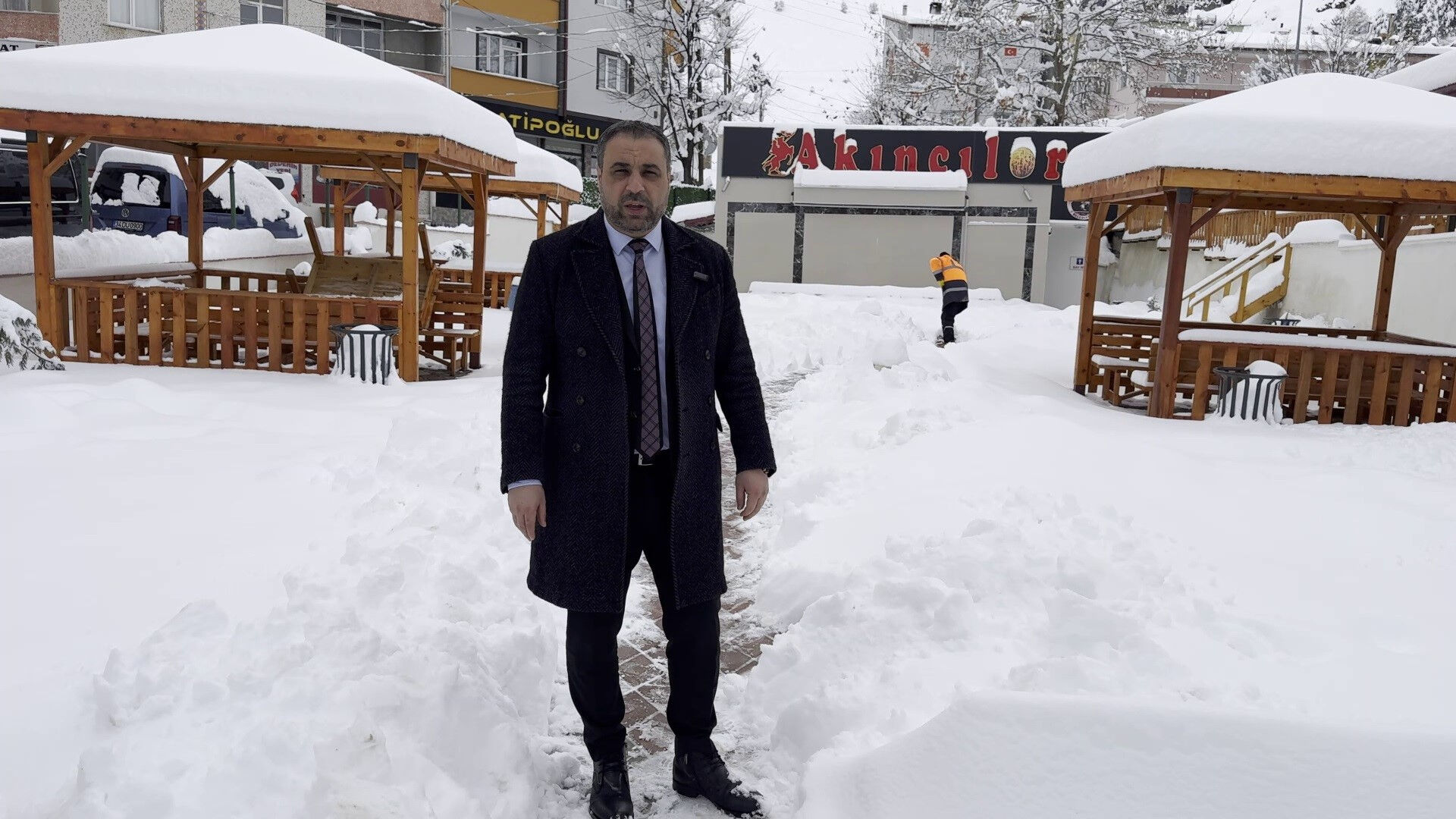 Kuvvetli yağış etkili oldu, kar kalınlığı bir metreyi aştı - 1. Resim