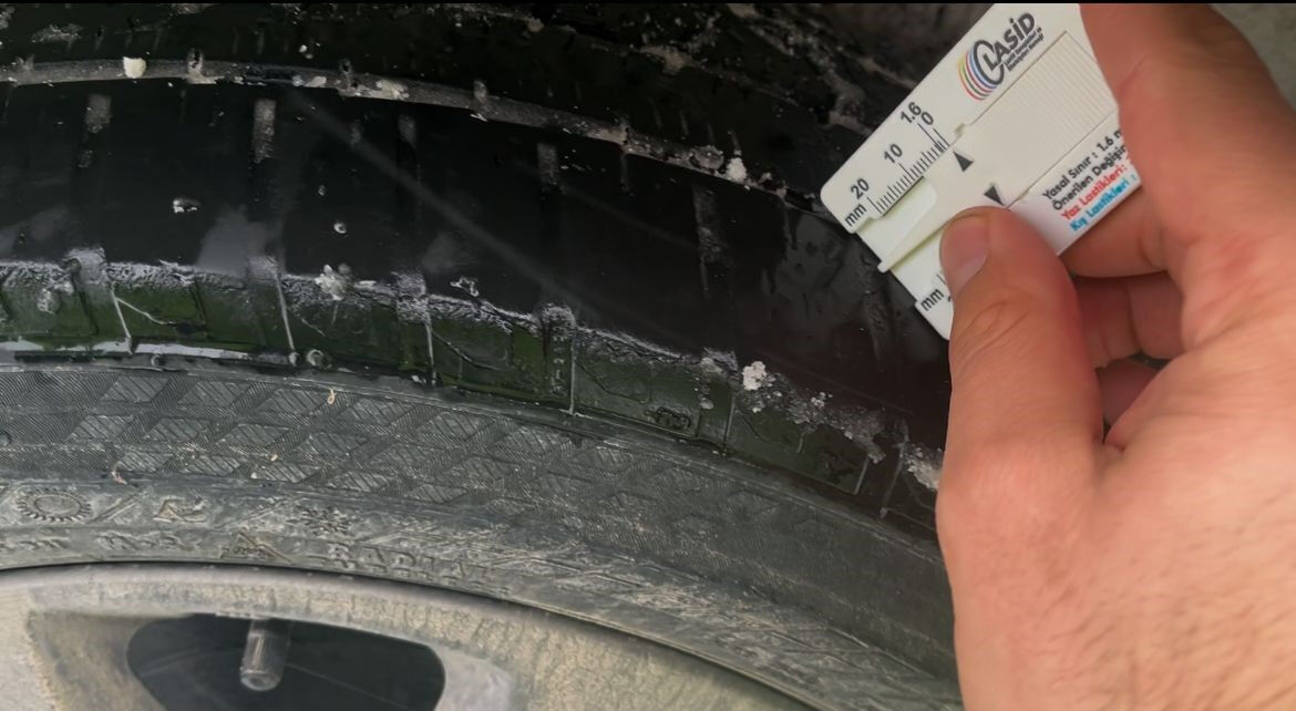 Lastiği yüzünden geri döndü! Uludağ için 300 kilometre yol gelen adamı ekipler ikna etmeye çalıştı Lastiği yüzünden geri döndü! Uludağ için 300 kilometre yol gelen adamı ekipler ikna etmeye çalıştı - 2. Resim