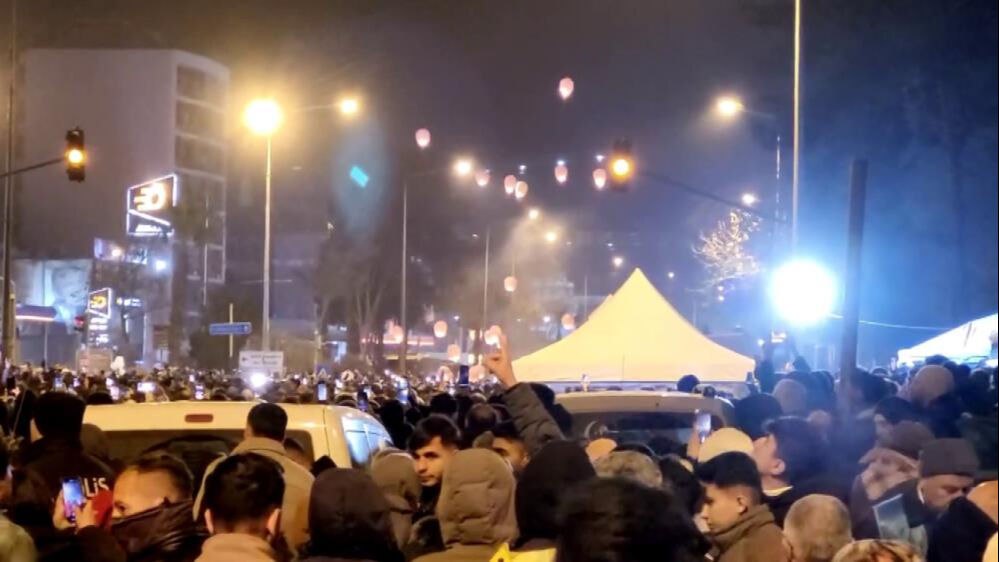 Özgür Özel, Ali Yerlikaya ile birlikte yürüdü! Adıyaman'dan sela ve dualar yükseldi Özgür Özel, Ali Yerlikaya ile birlikte yürüdü! Adıyaman'dan sela ve dualar yükseldi - 4. Resim