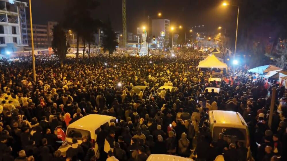 Özgür Özel, Ali Yerlikaya ile birlikte yürüdü! Adıyaman'dan sela ve dualar yükseldi Özgür Özel, Ali Yerlikaya ile birlikte yürüdü! Adıyaman'dan sela ve dualar yükseldi - 1. Resim