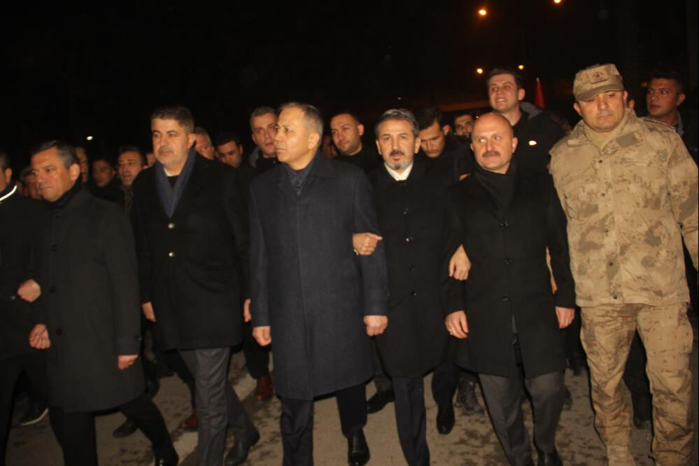 Özgür Özel, Ali Yerlikaya ile birlikte yürüdü! Adıyaman'dan sela ve dualar yükseldi Özgür Özel, Ali Yerlikaya ile birlikte yürüdü! Adıyaman'dan sela ve dualar yükseldi - 3. Resim