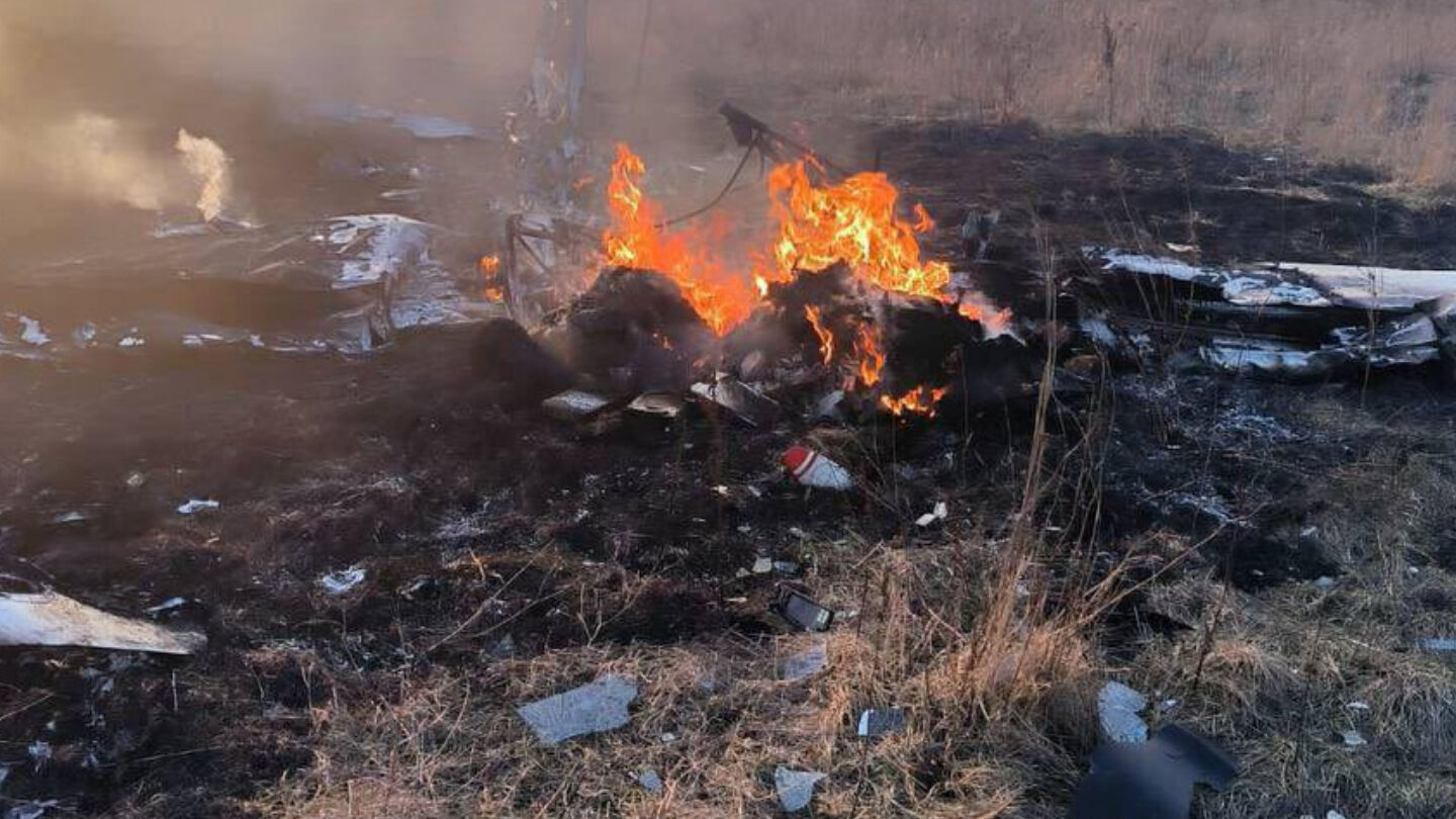Rusya'da korkunç uçak kazası! Arama kurtarma ekipleri bölgede Rusya'da korkunç uçak kazası! Arama kurtarma ekipleri bölgede - 1. Resim